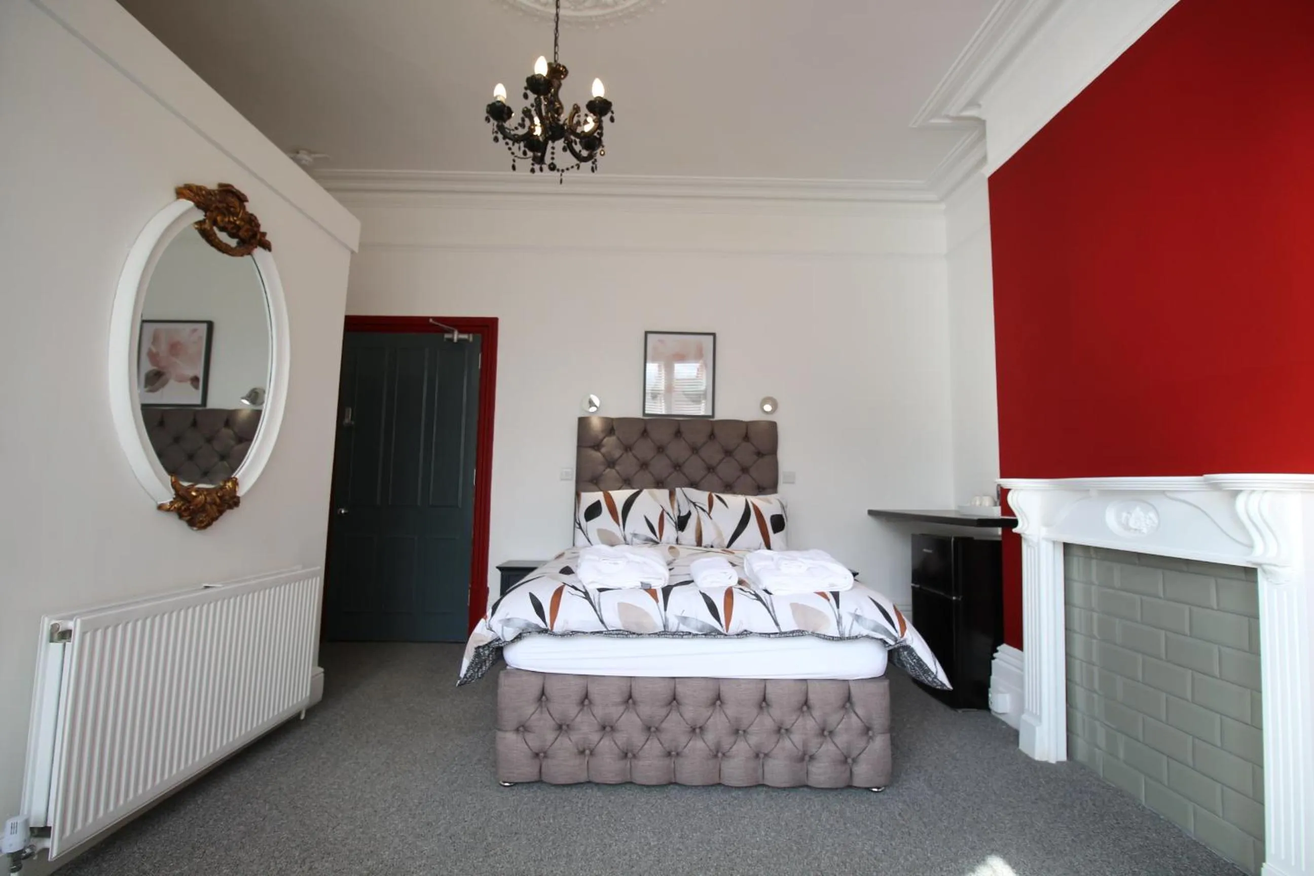 Photo of the whole room, Bed in Hamilton