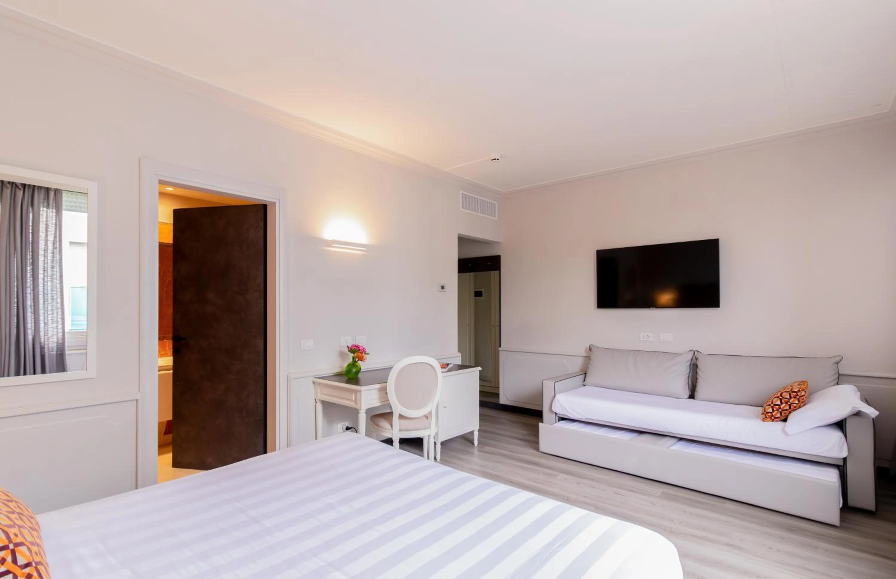 Photo of the whole room, Bed in Parco dei Principi Boutique Hotel