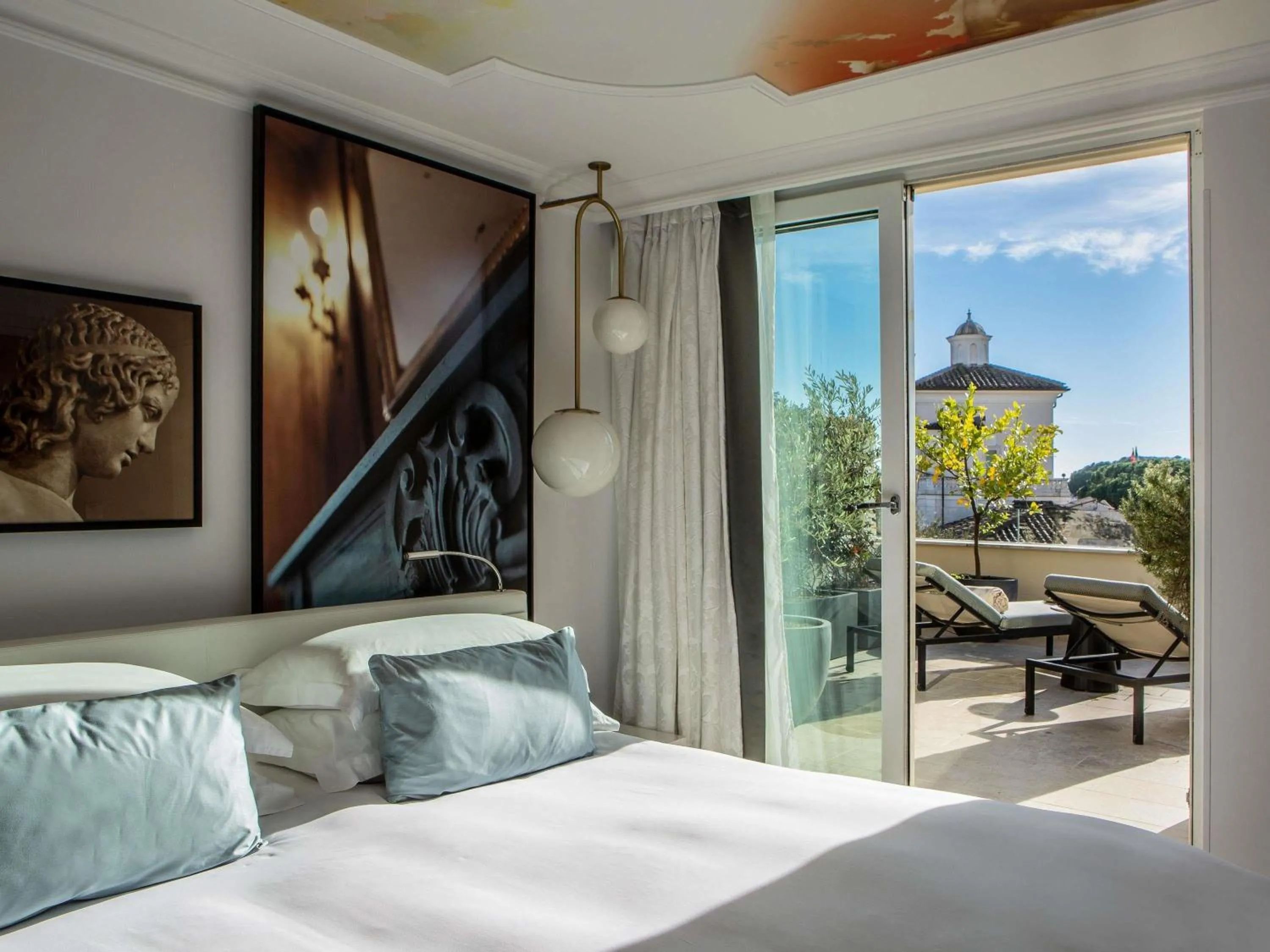 Property building, Bed in Sofitel Roma Villa Borghese
