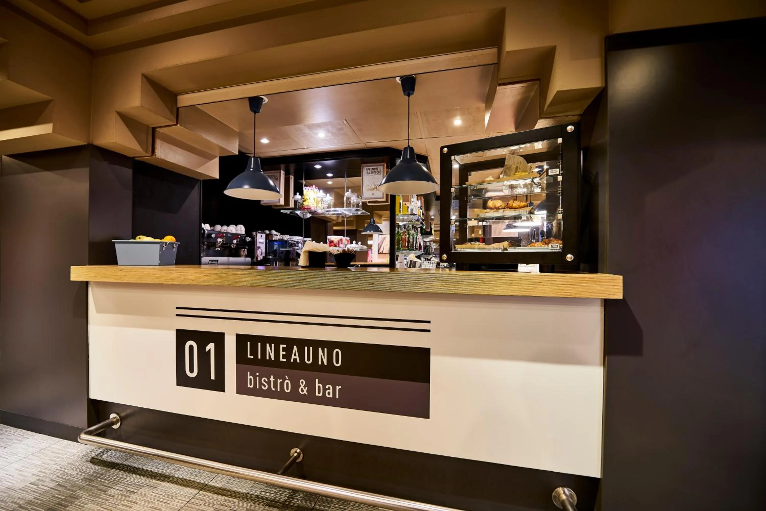 Lounge or bar in Ibis Milano Centro