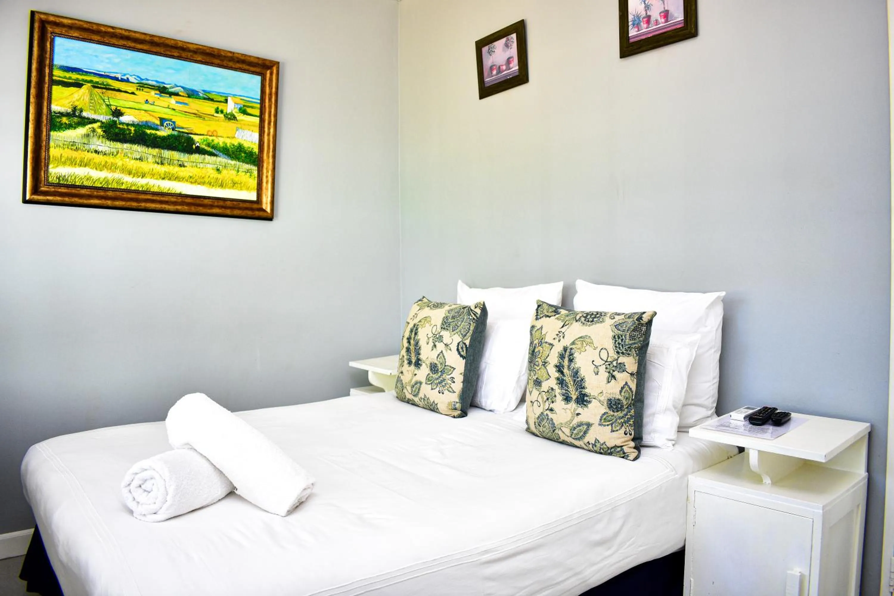 Bed in Heroes Garden Lodge