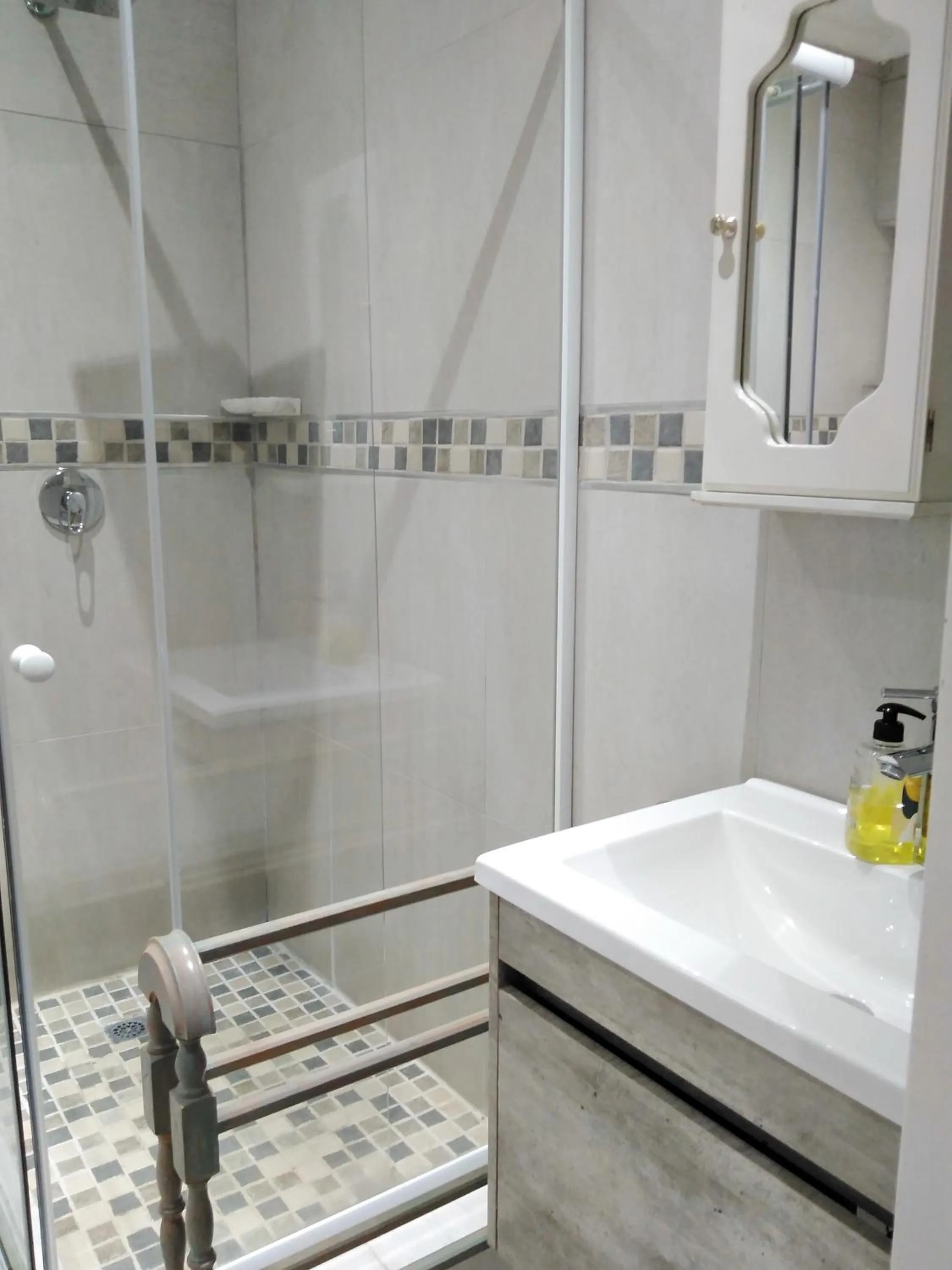 Shower in Heroes Garden Lodge