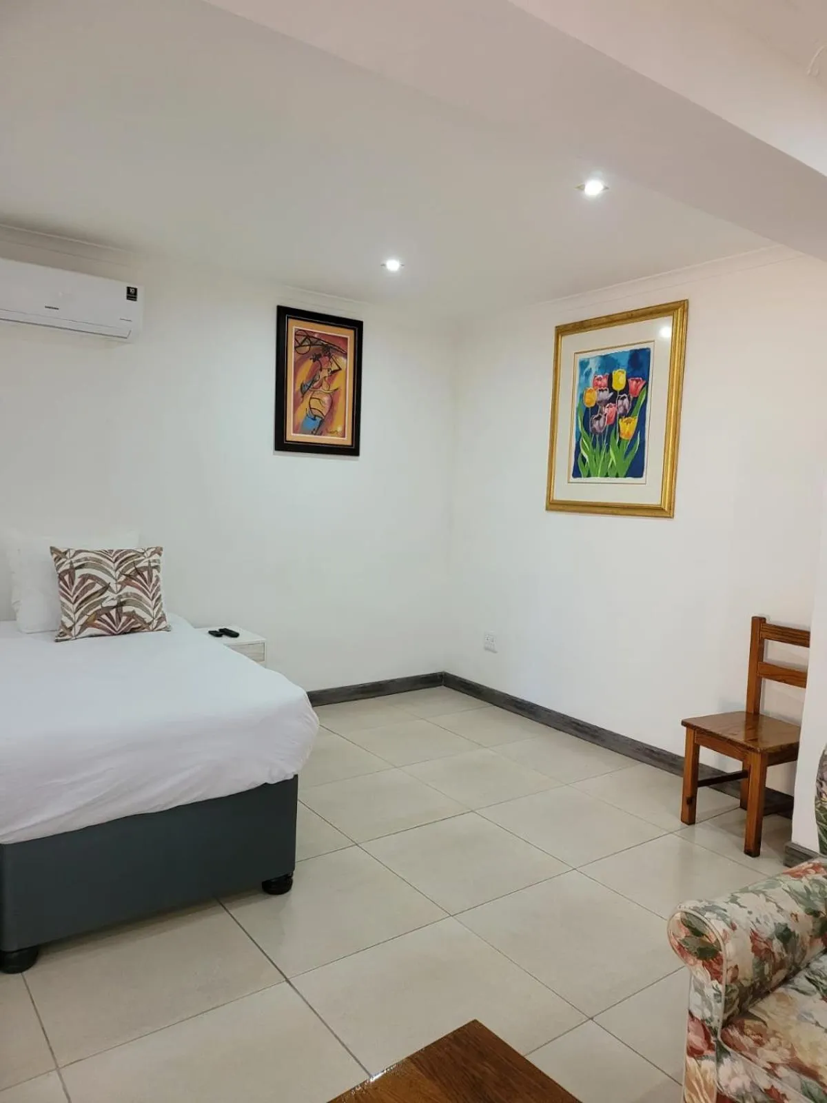 Bed in Heroes Garden Lodge