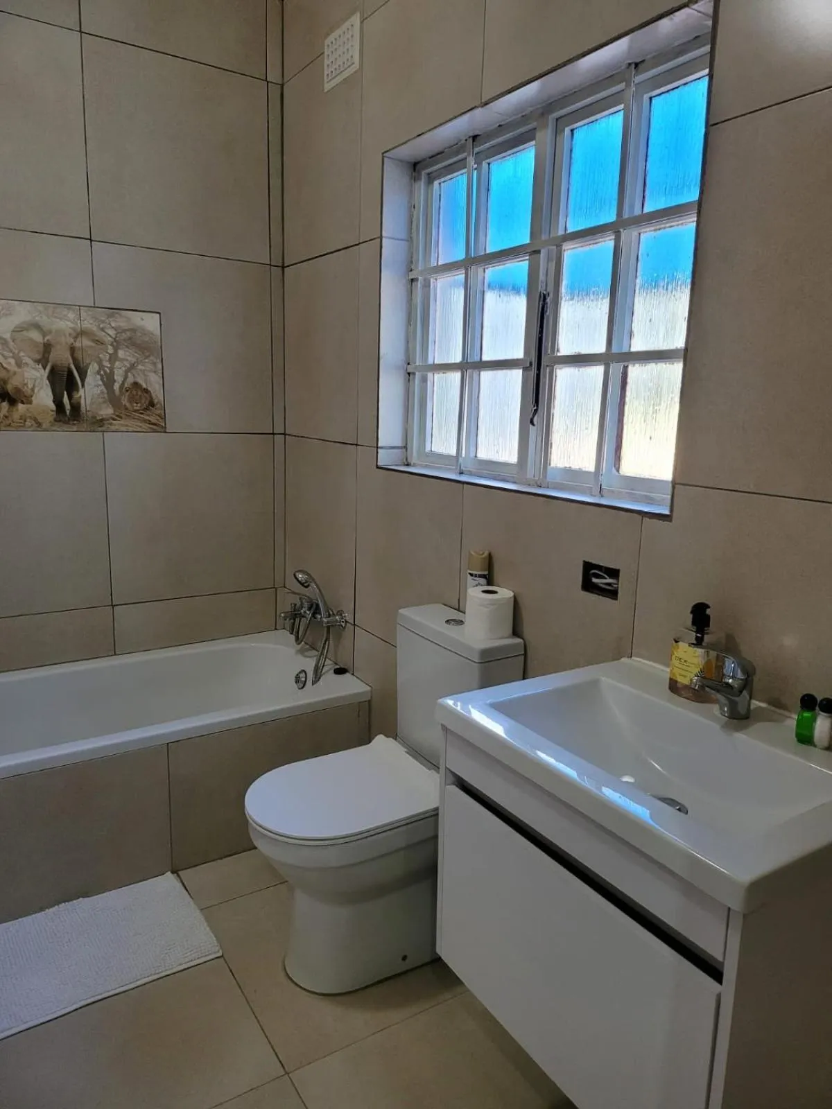 Toilet in Heroes Garden Lodge