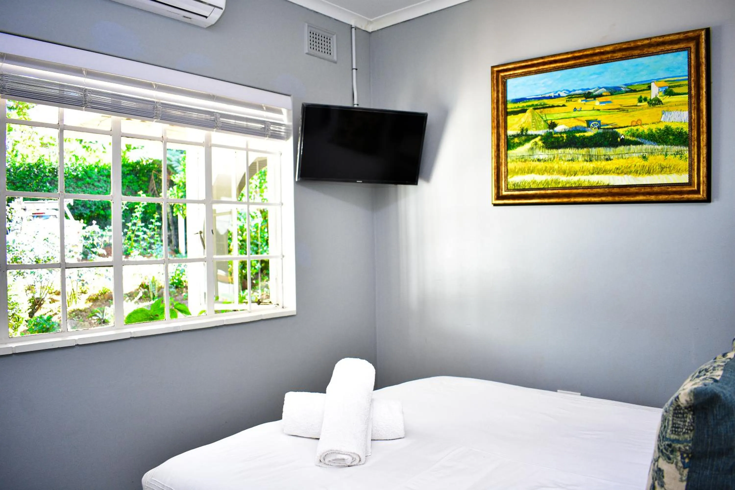 Bed in Heroes Garden Lodge