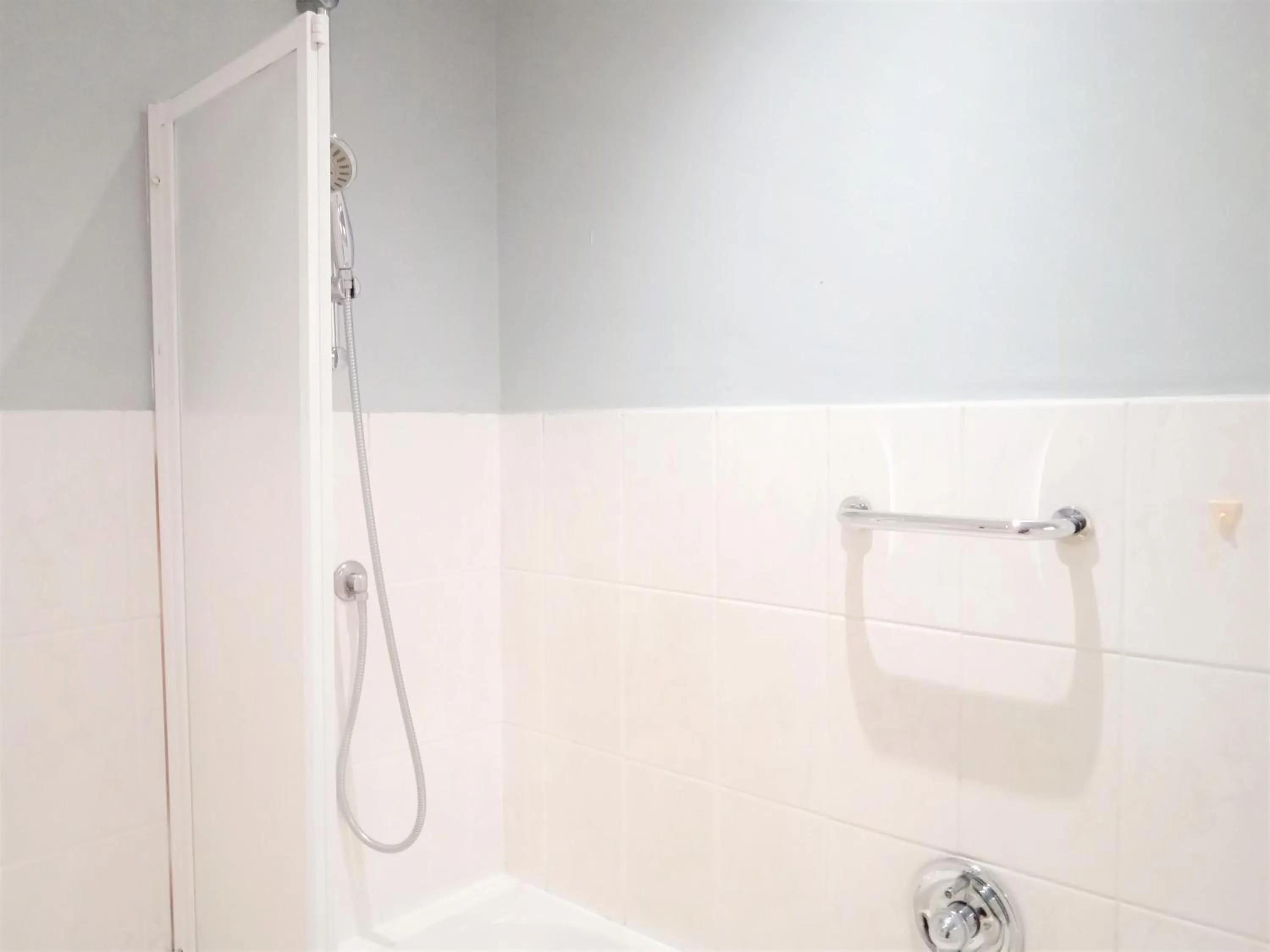 Shower in Heroes Garden Lodge