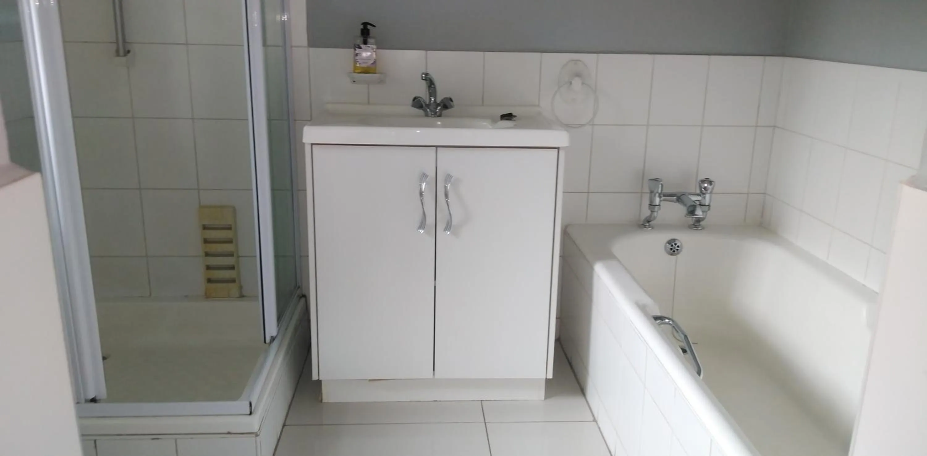 Shower in Heroes Garden Lodge