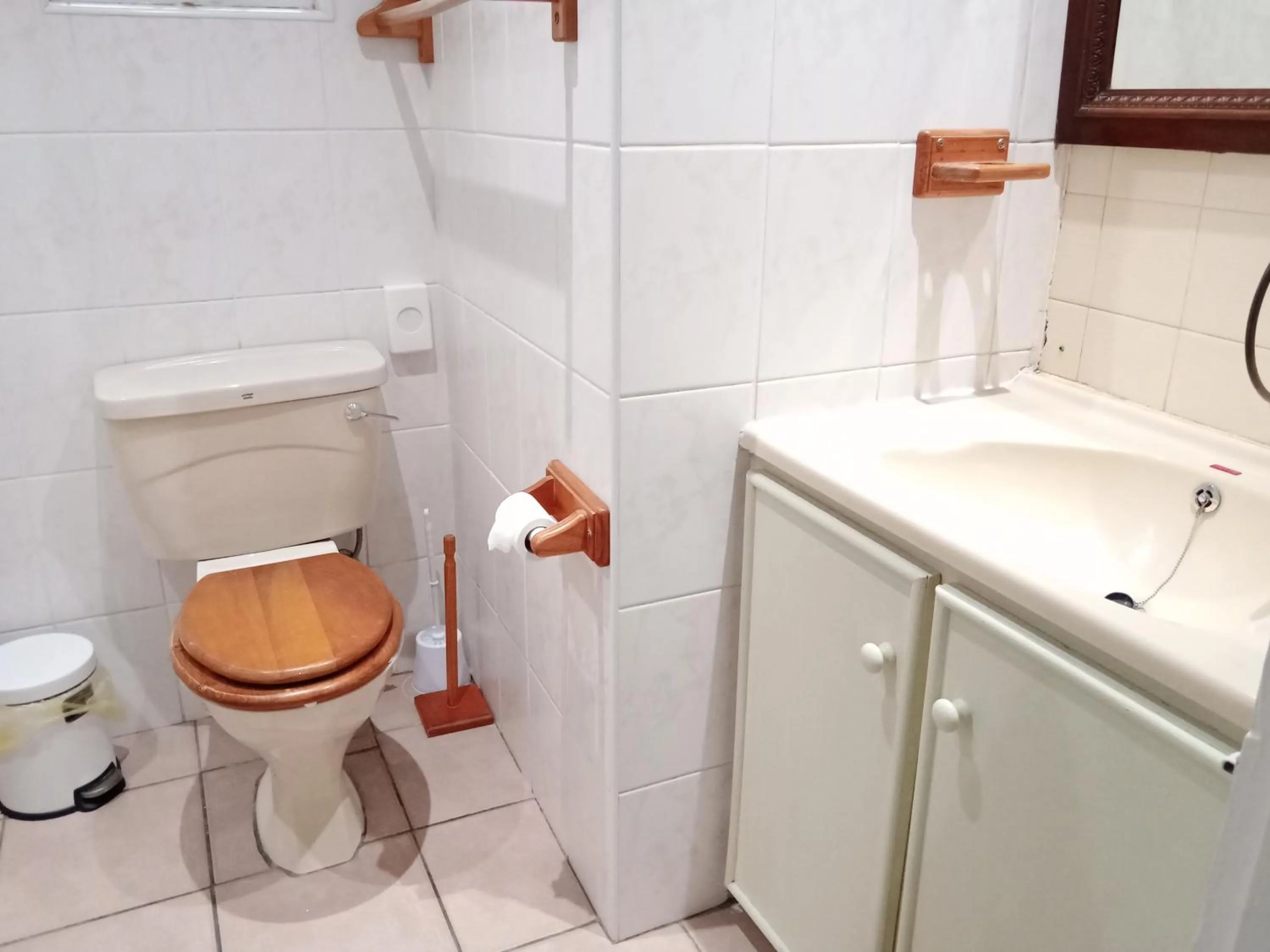 Toilet in Heroes Garden Lodge