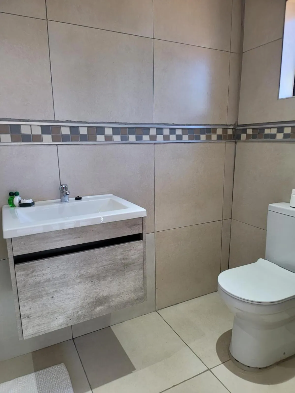 Toilet in Heroes Garden Lodge