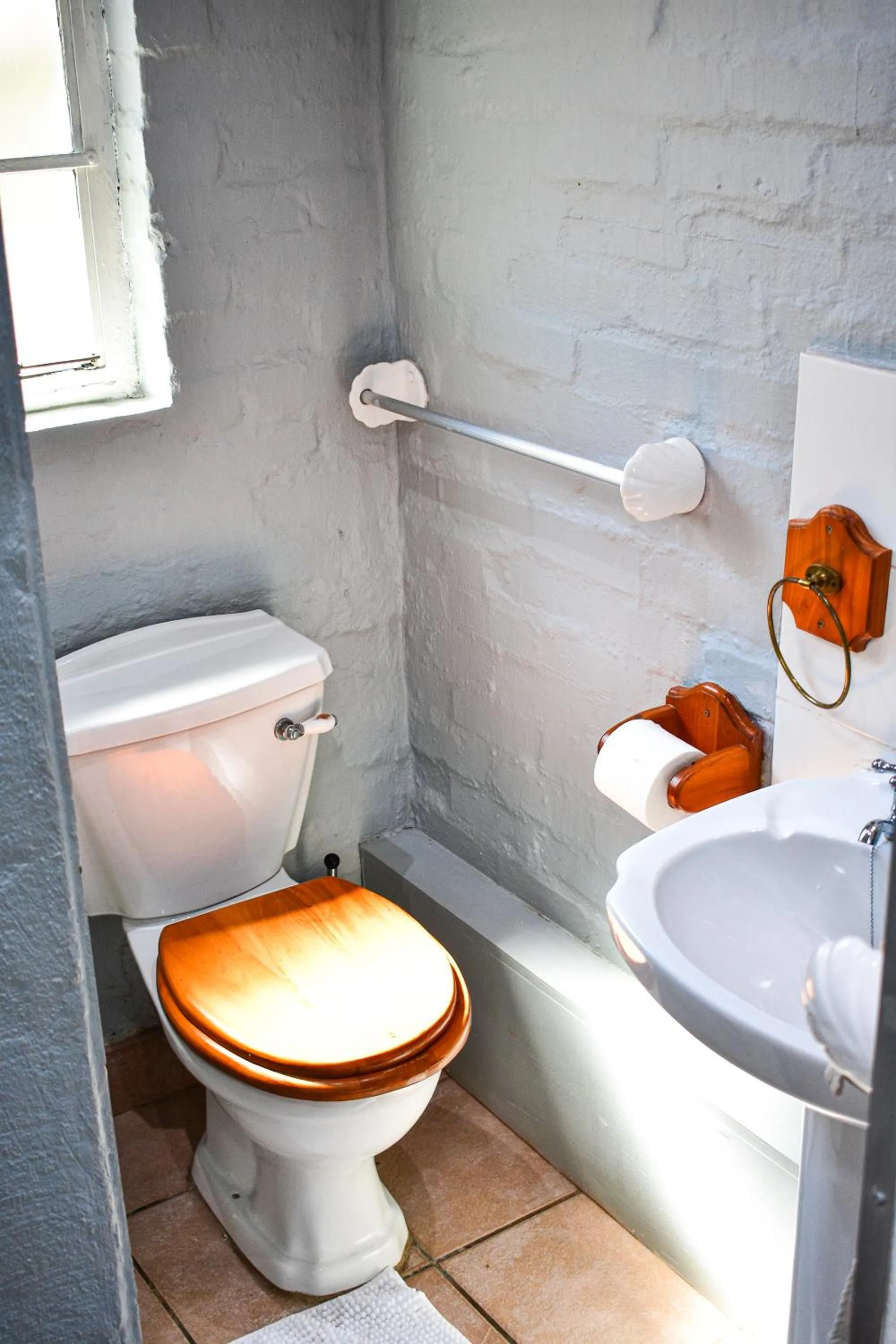 Toilet in Heroes Garden Lodge