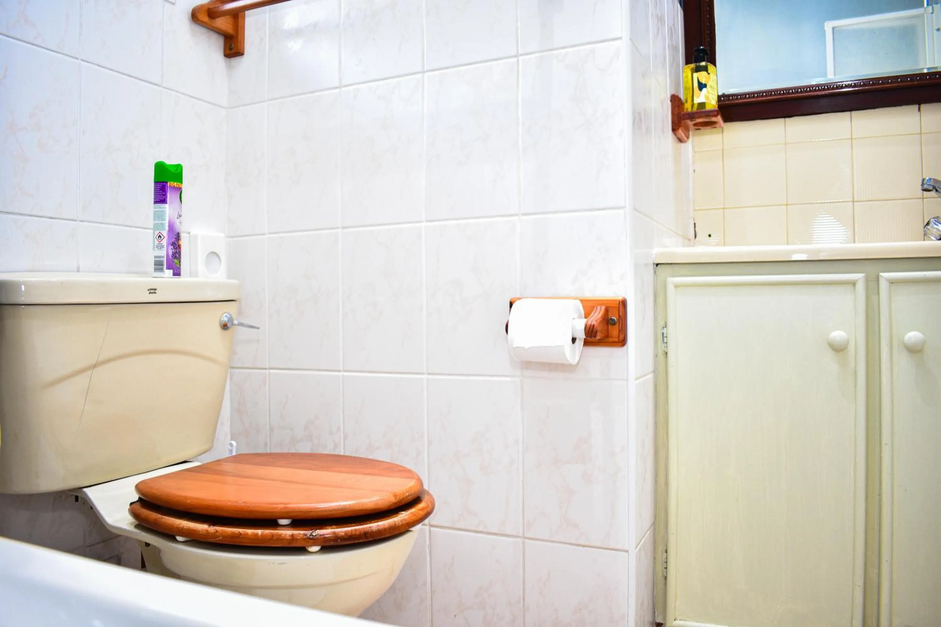 Toilet in Heroes Garden Lodge