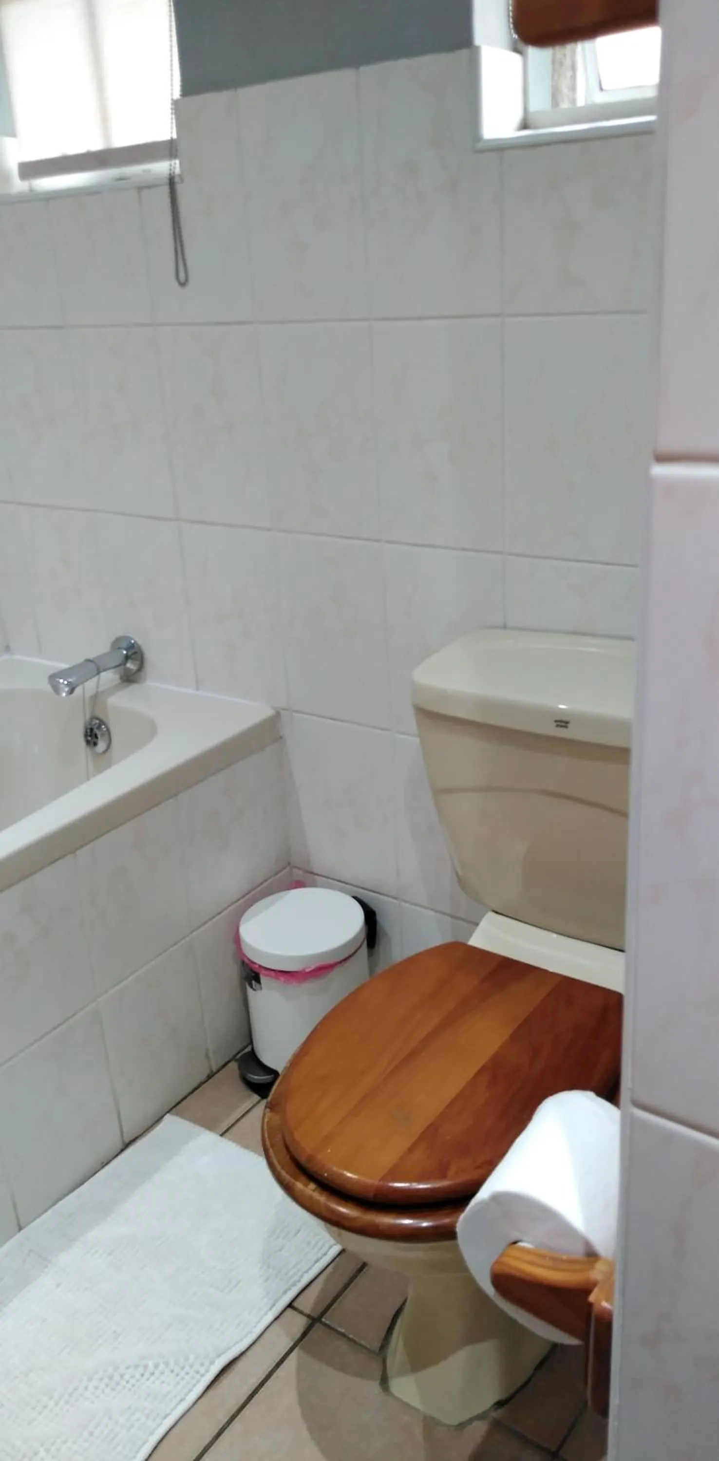 Toilet in Heroes Garden Lodge