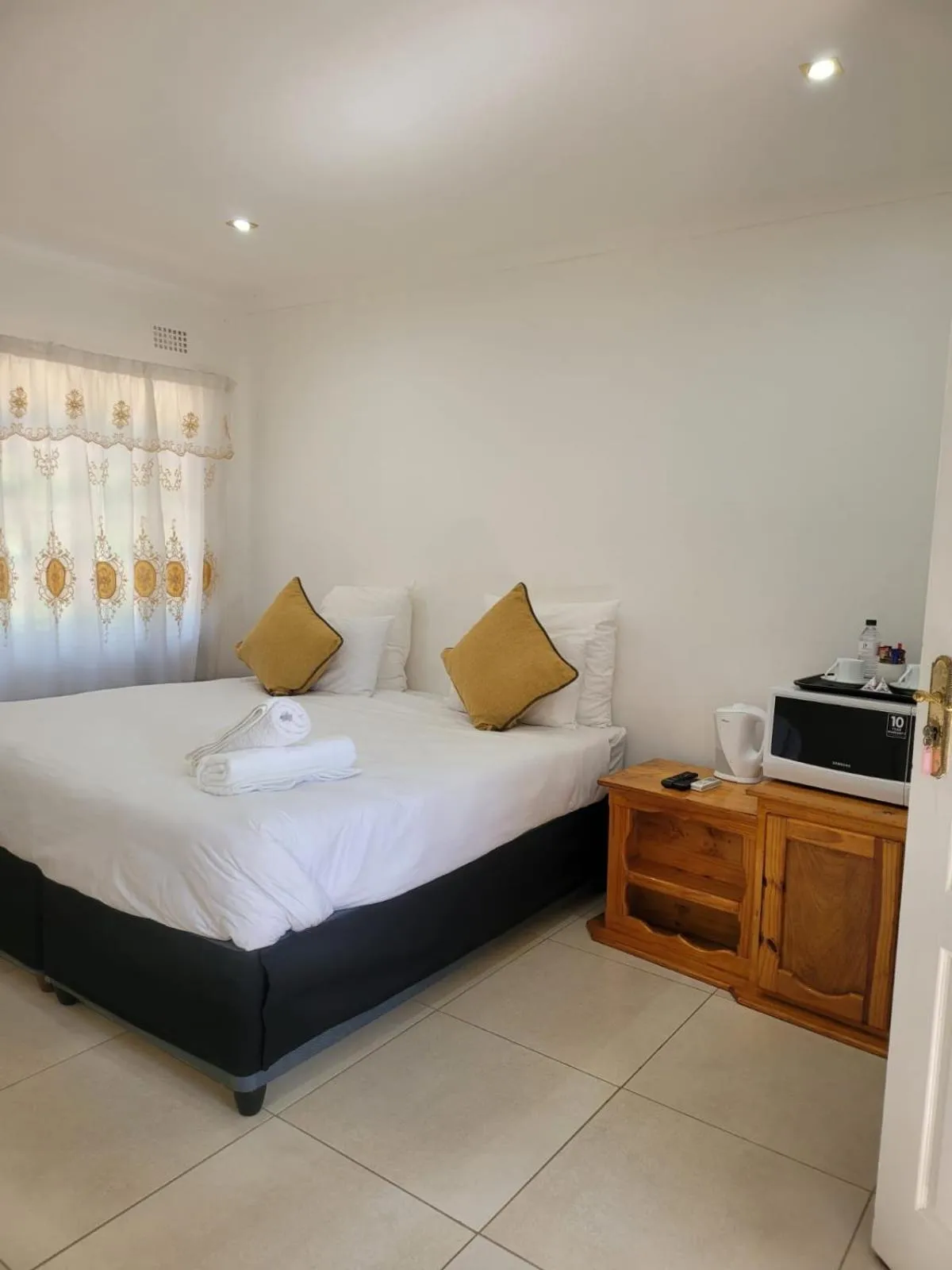 Bed in Heroes Garden Lodge