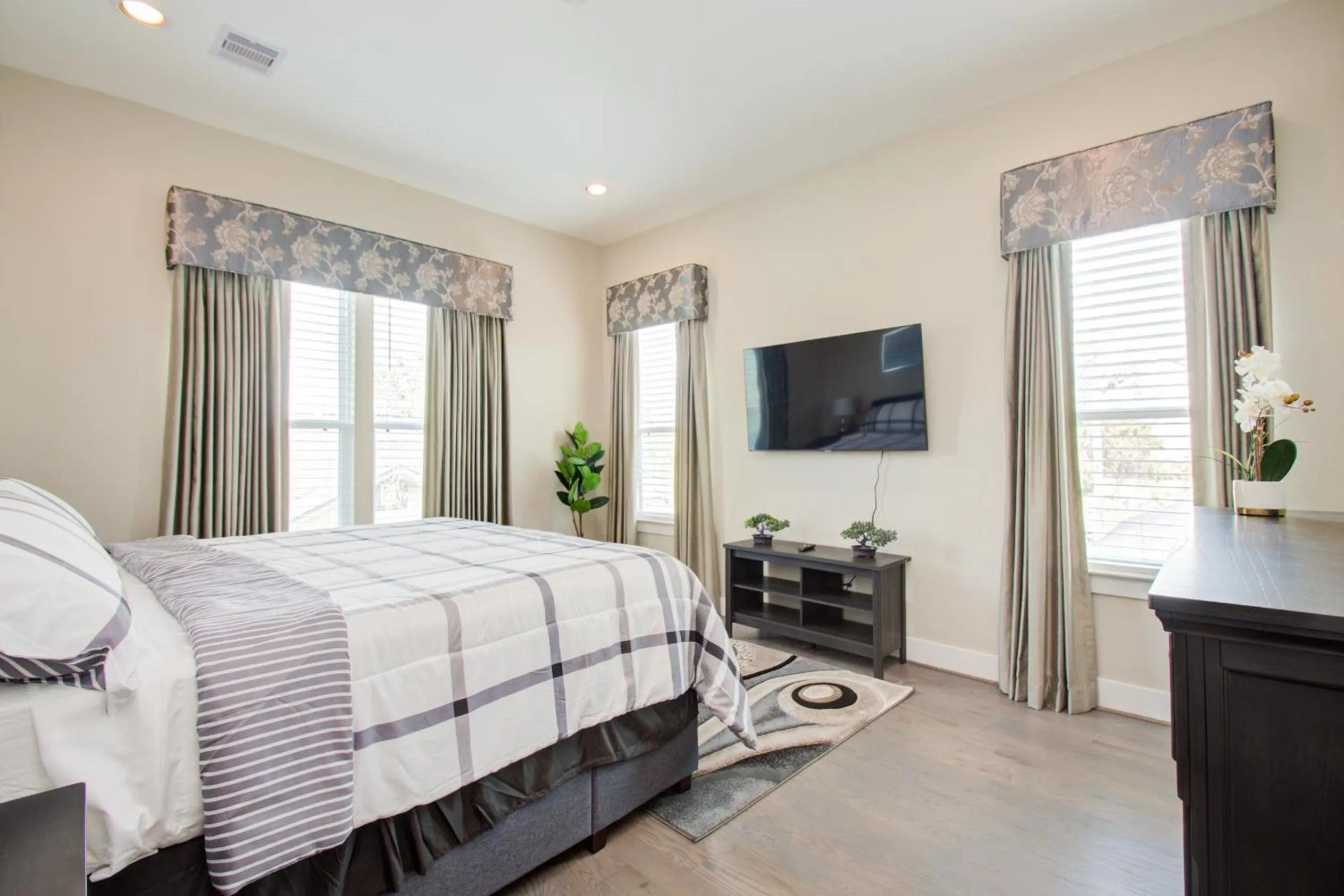 TV and multimedia, Bed in Elegant East Downtown House Houston TX