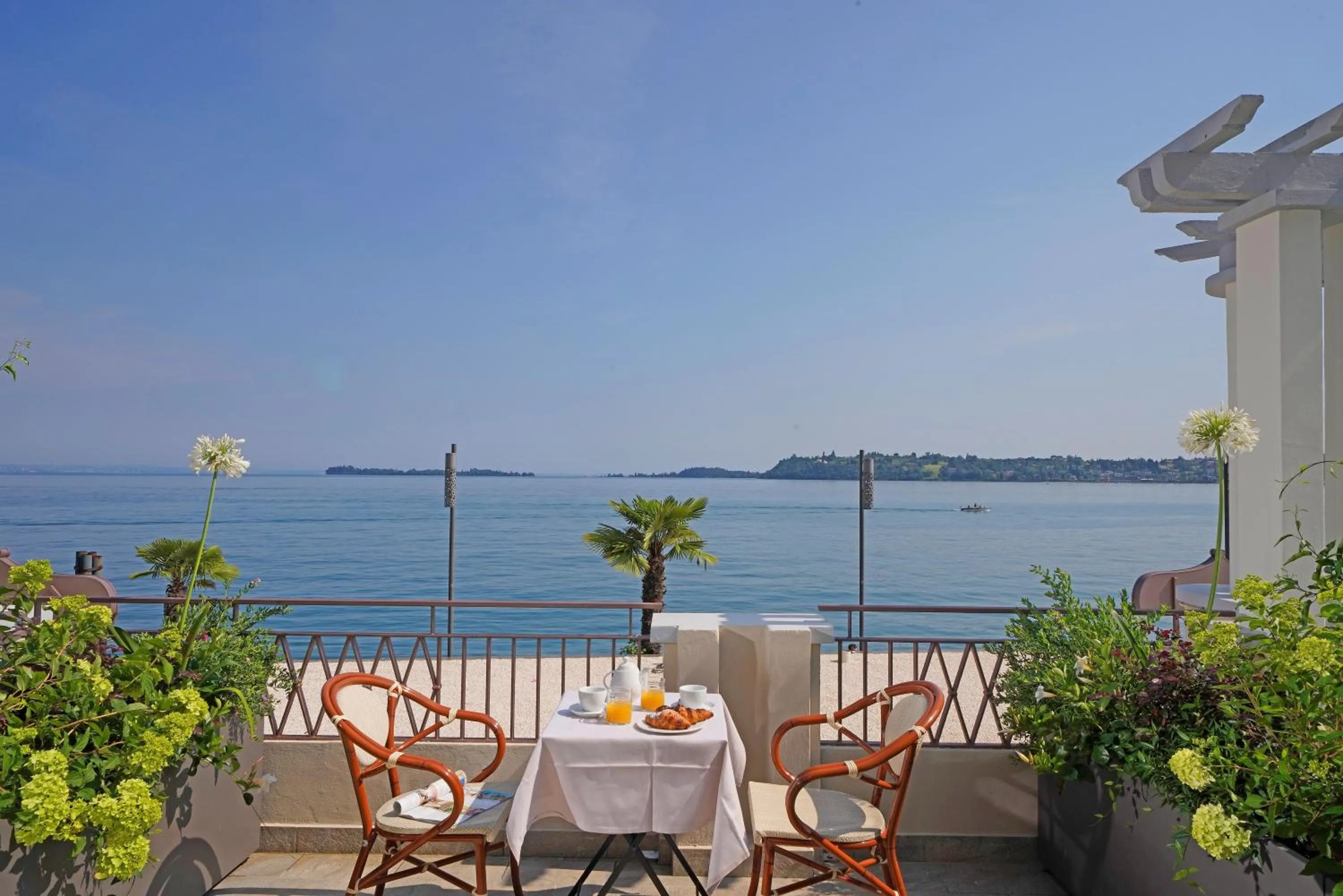 Balcony/Terrace in Hotel Du Lac Gardone Riviera
