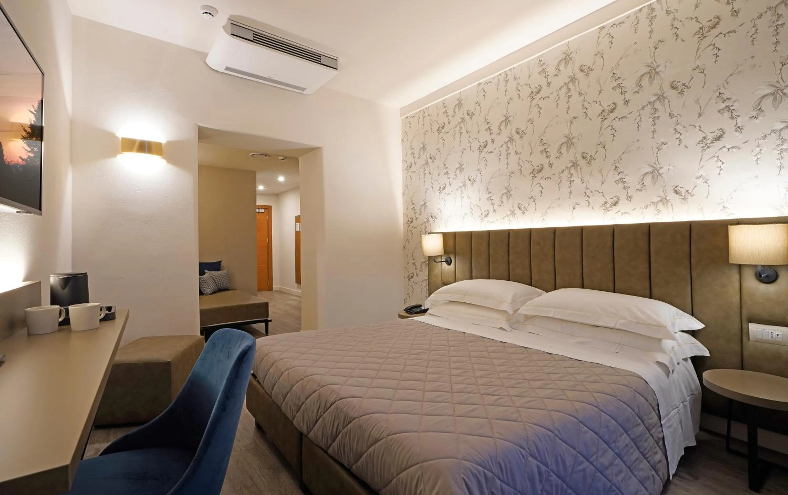 TV and multimedia, Bed in Hotel Du Lac Gardone Riviera