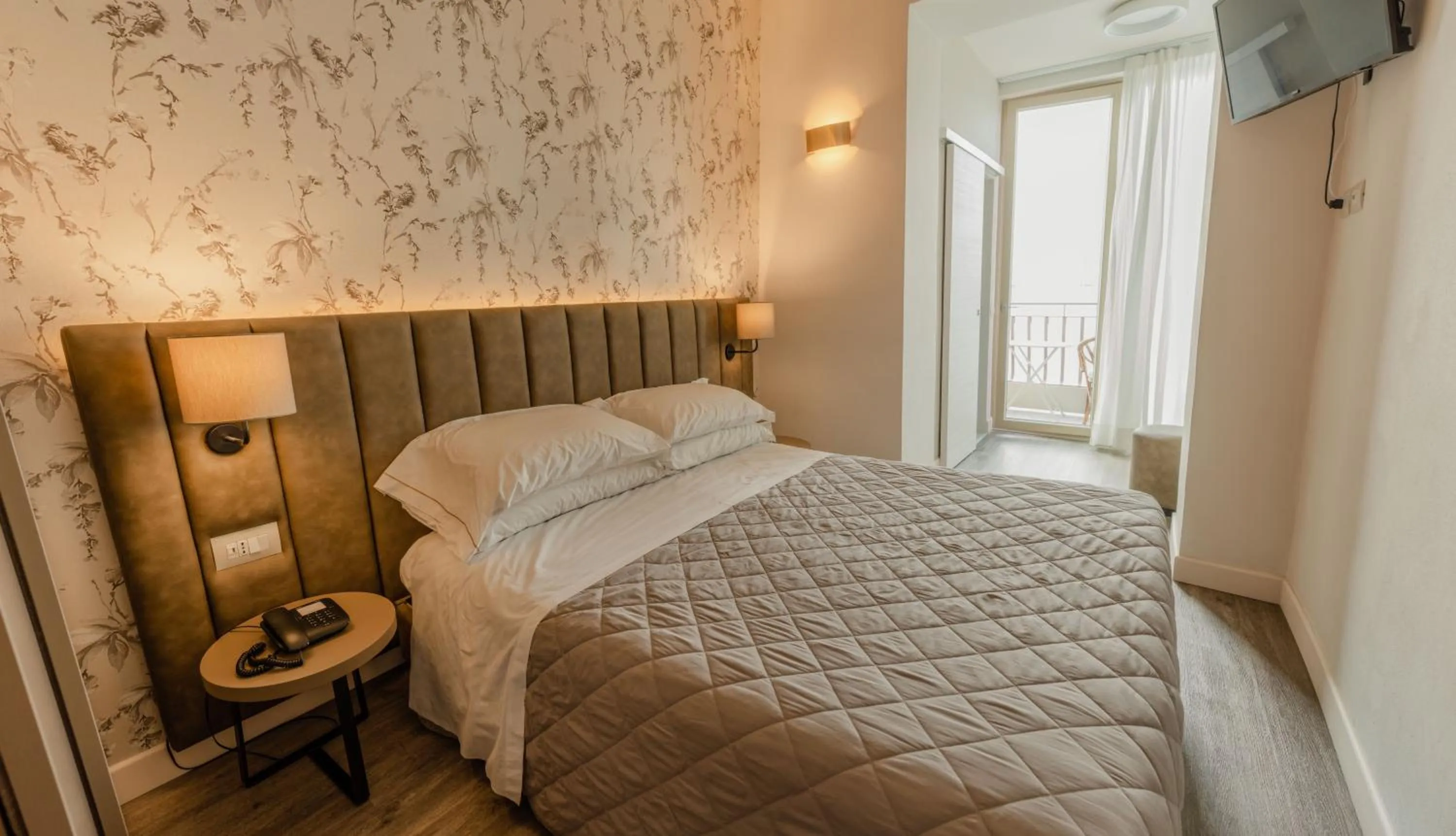 Bedroom, Bed in Hotel Du Lac Gardone Riviera