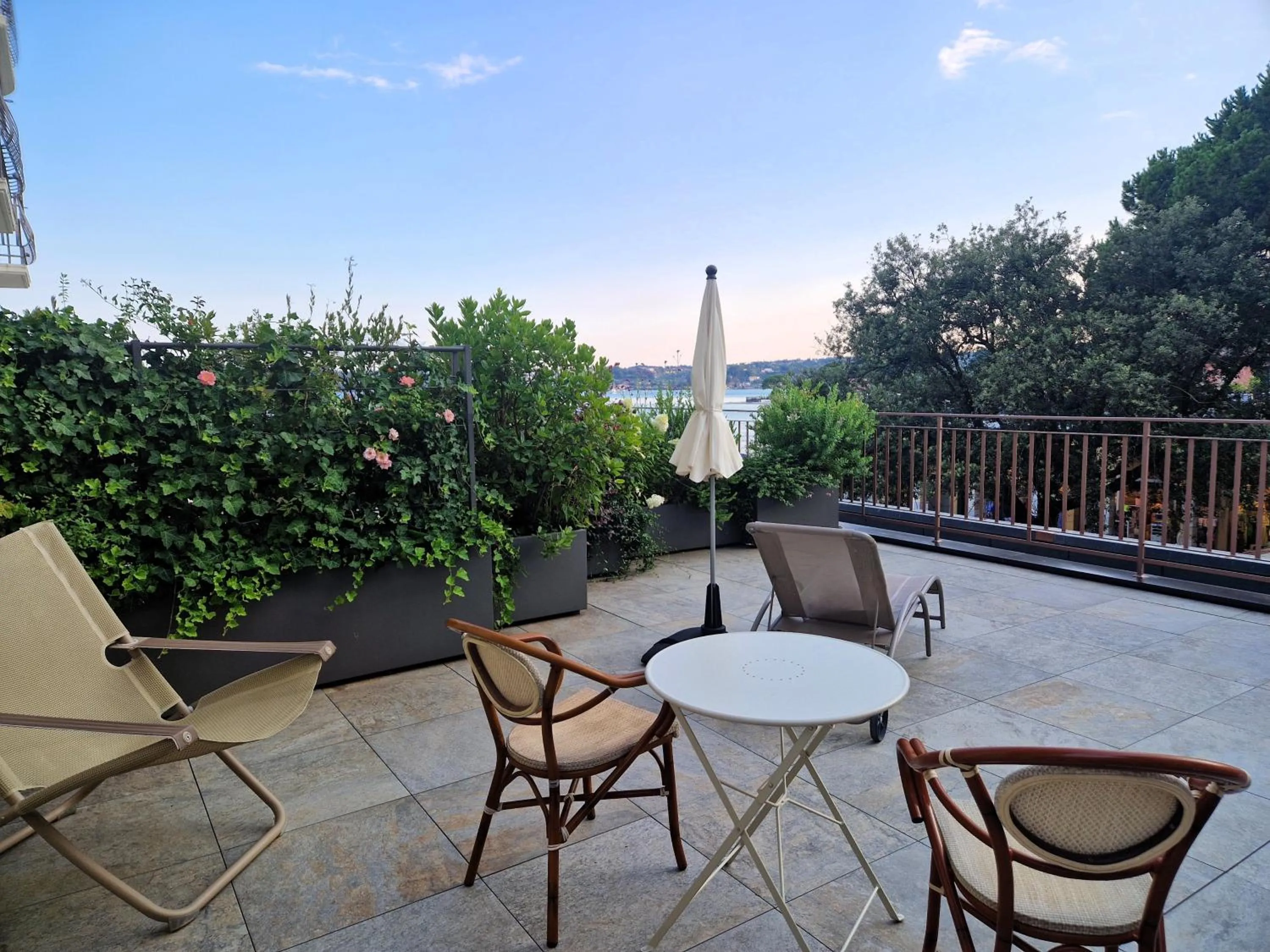 Balcony/Terrace in Hotel Du Lac Gardone Riviera