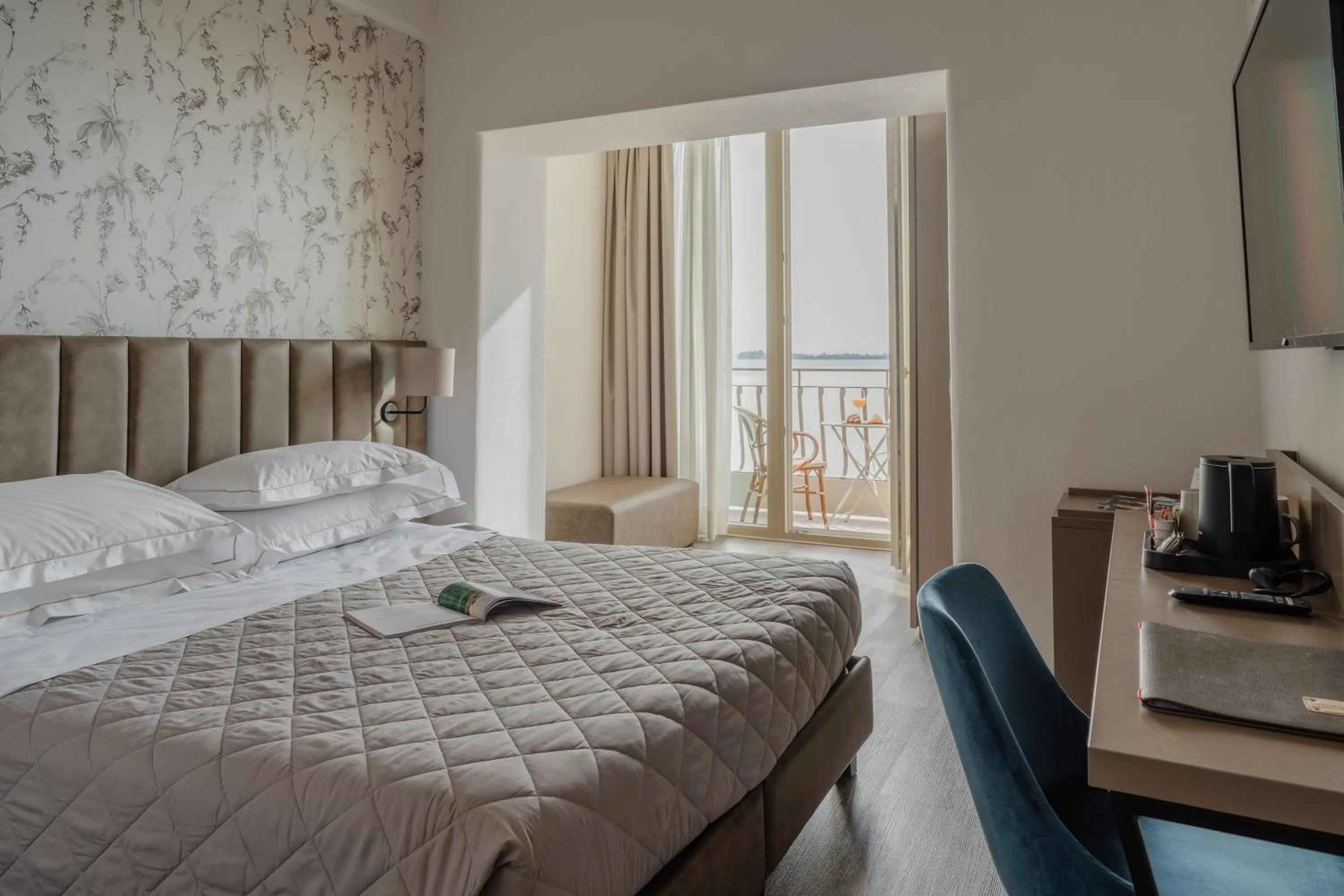 Bedroom, Bed in Hotel Du Lac Gardone Riviera