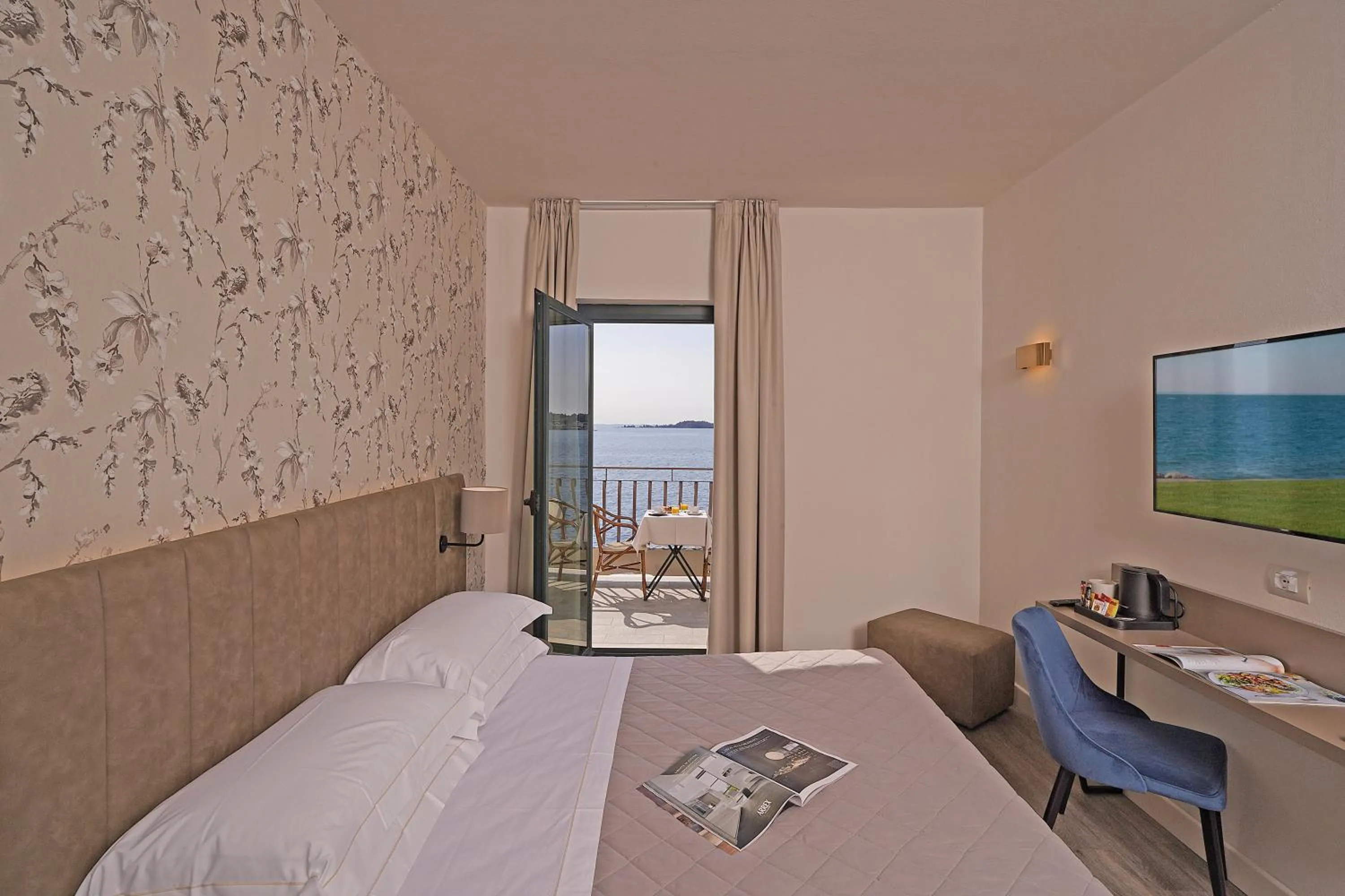 Photo of the whole room, Bed in Hotel Du Lac Gardone Riviera