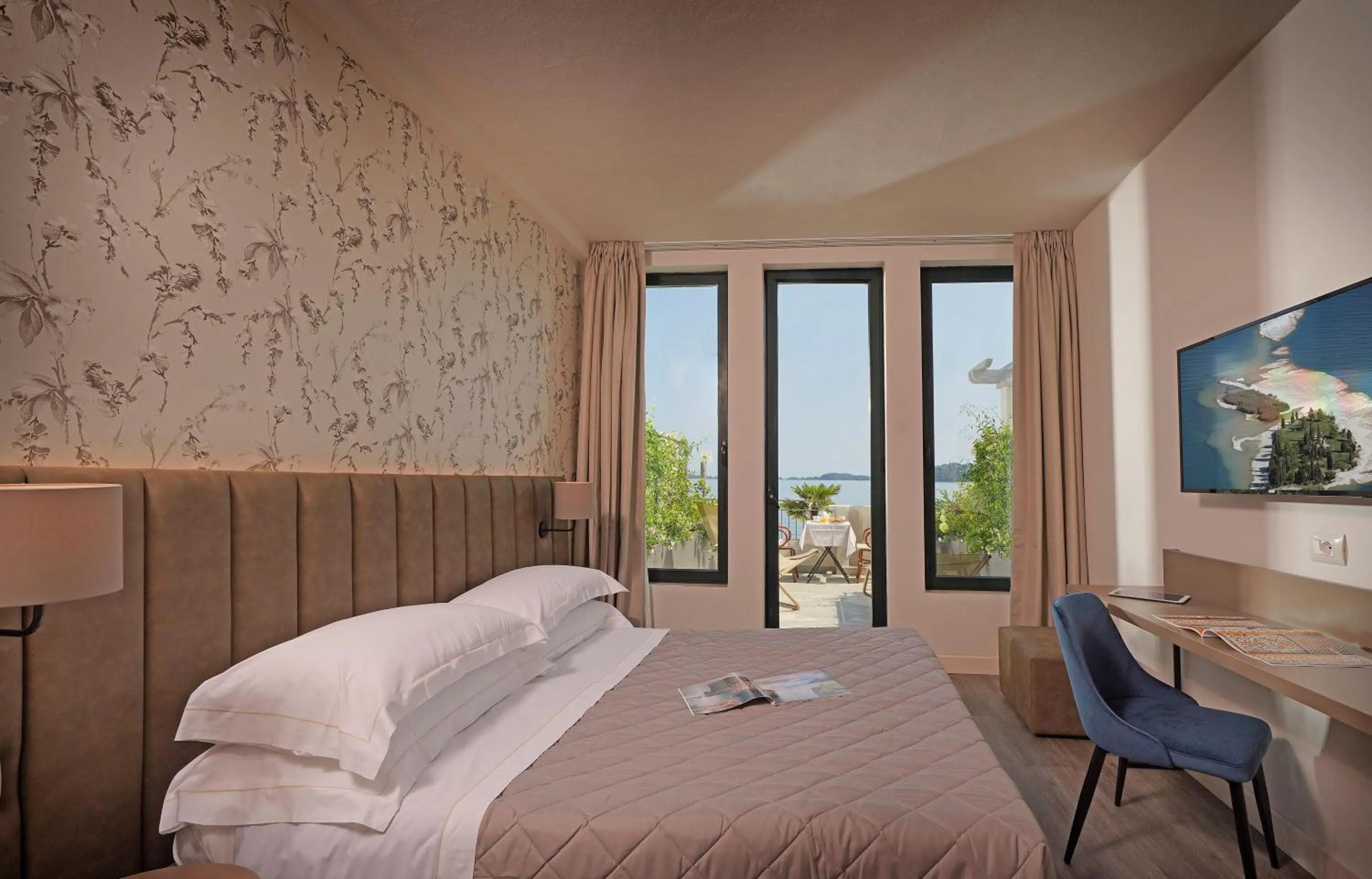 Bedroom, Bed in Hotel Du Lac Gardone Riviera
