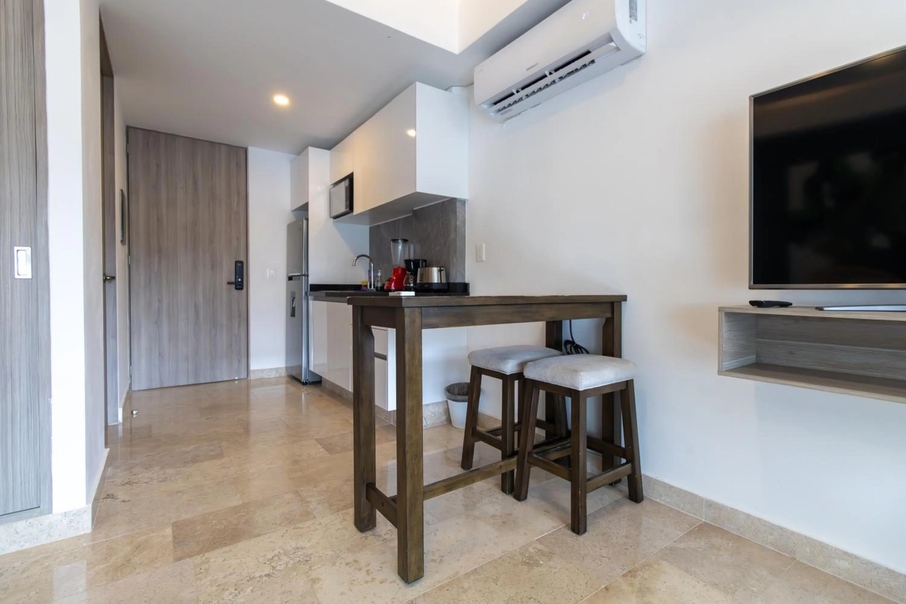 Dining area in Torre Diez by Grupo Amber