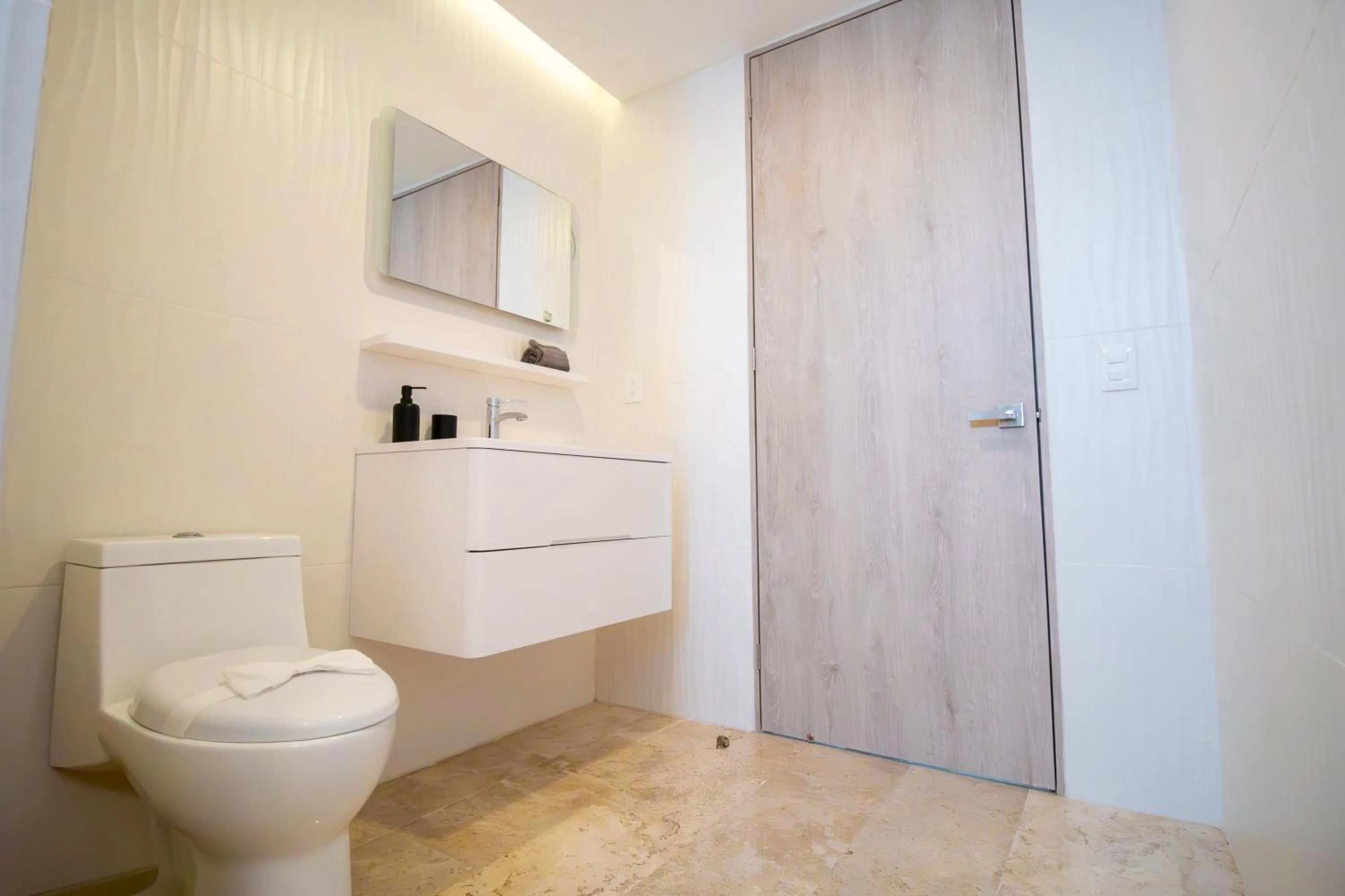 Bathroom in Torre Diez by Grupo Amber