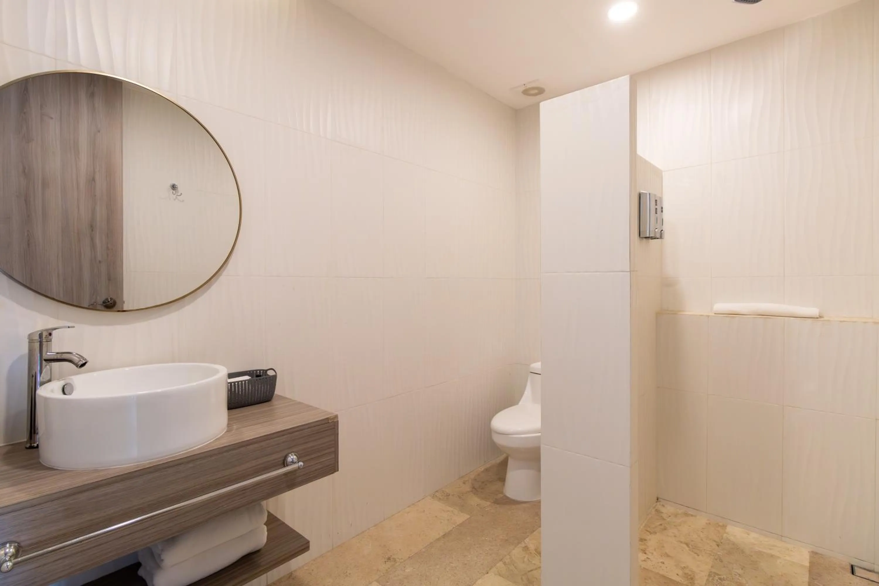 Bathroom in Torre Diez by Grupo Amber