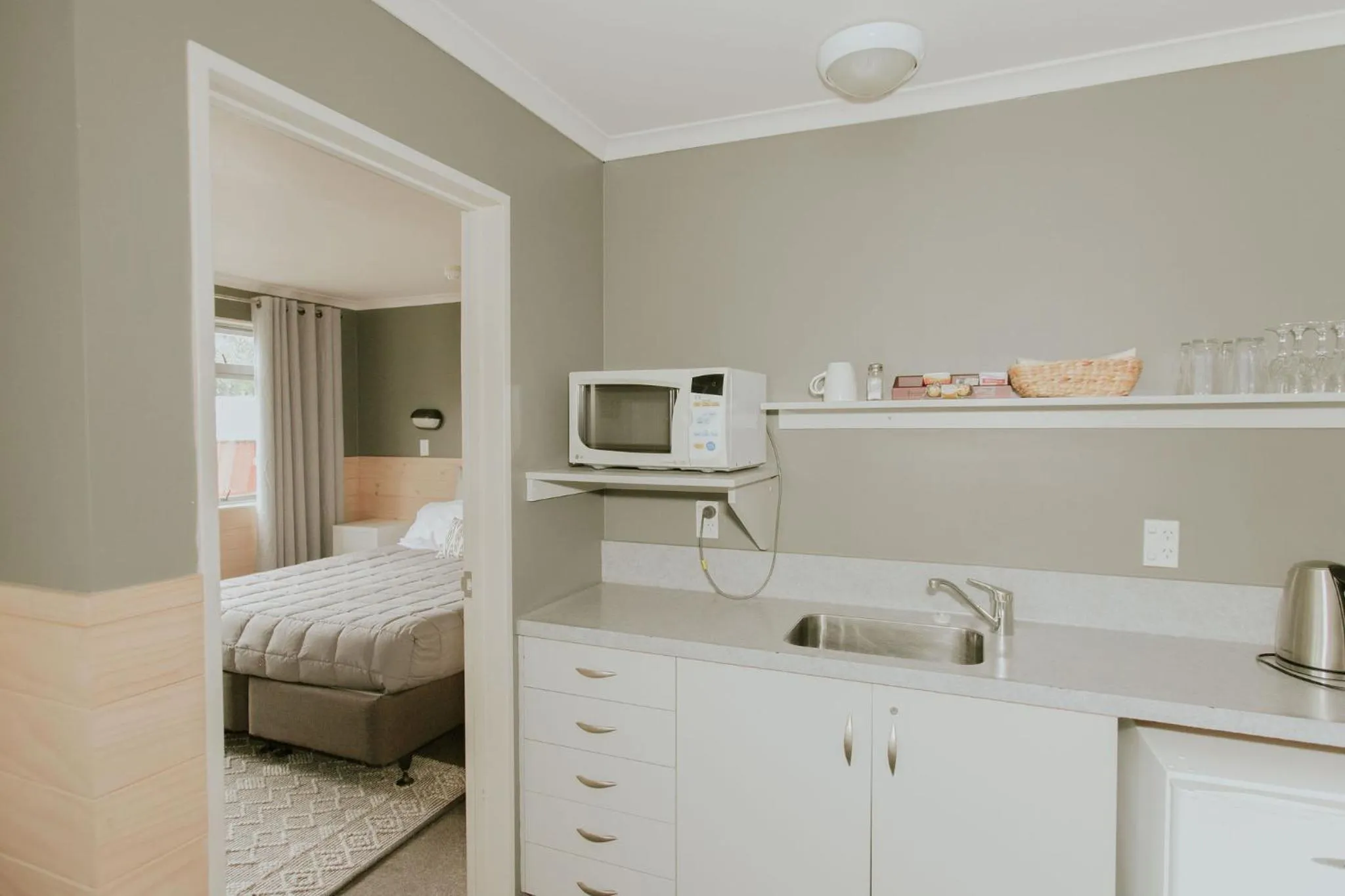 Kitchen or kitchenette, Bed in Waitomo Village Chalets home of Kiwipaka