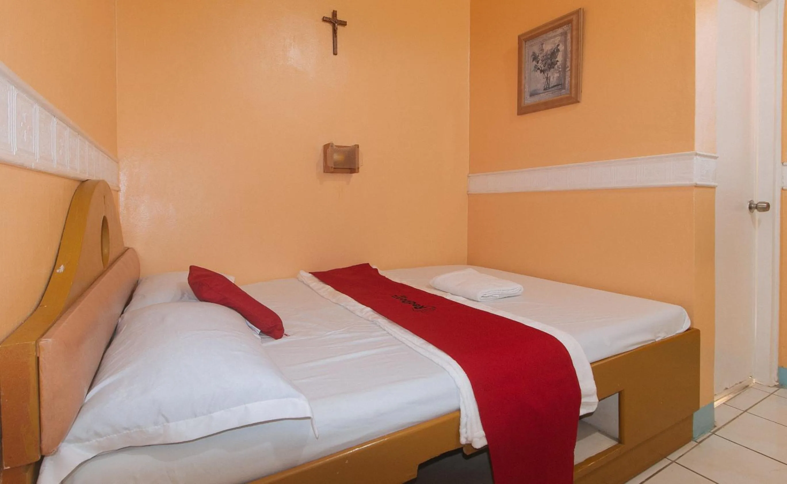 Bed in RedDoorz at Amora Villa Apartelle