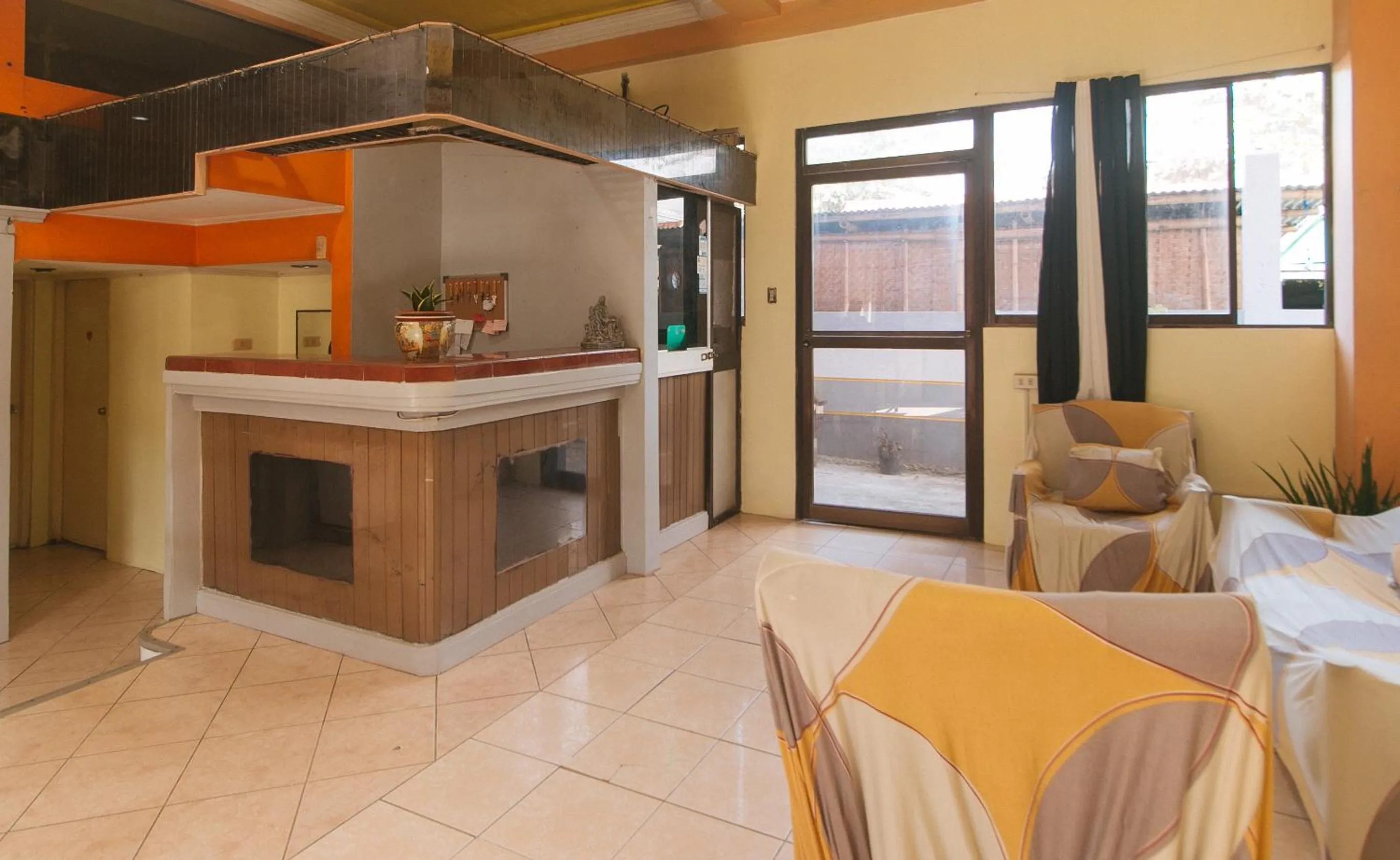 Seating area in RedDoorz at Amora Villa Apartelle