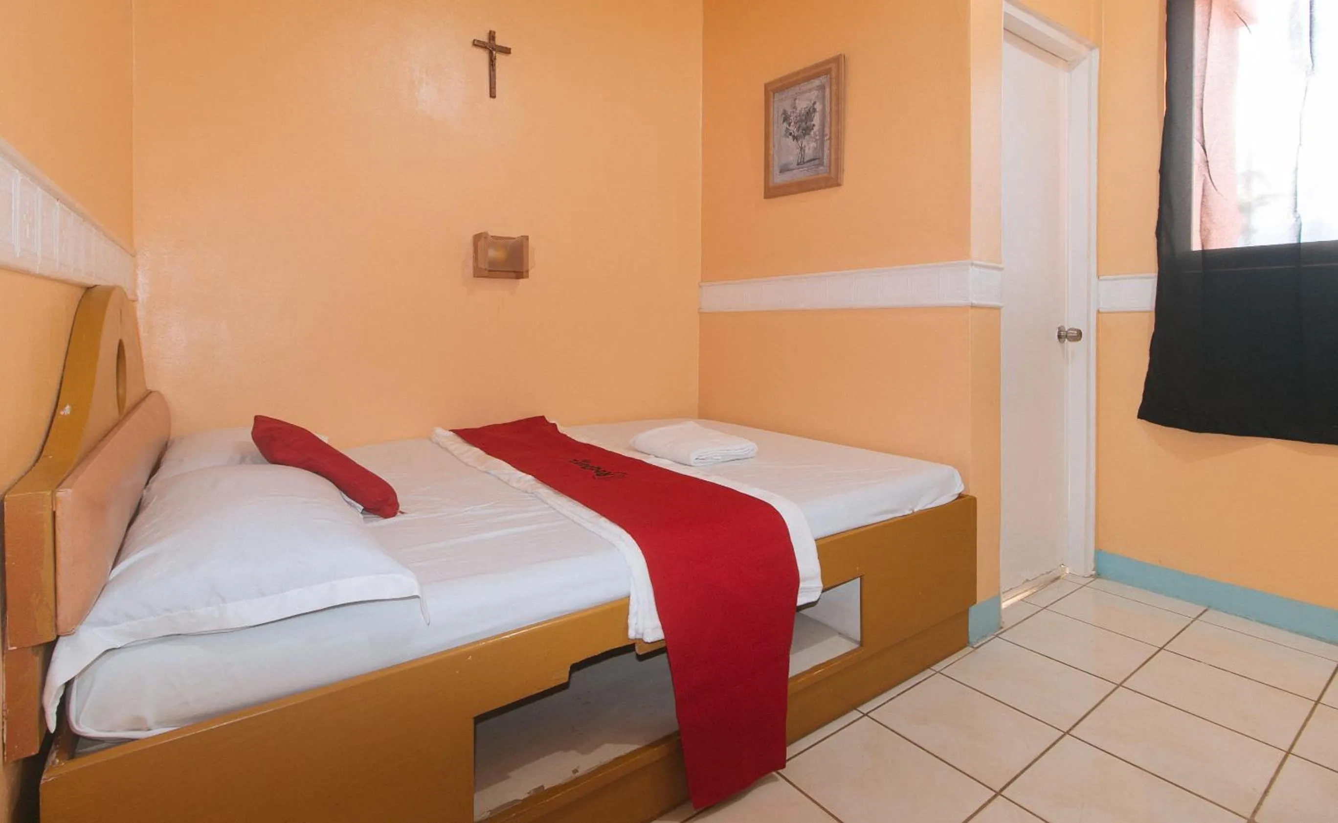Photo of the whole room, Bed in RedDoorz at Amora Villa Apartelle