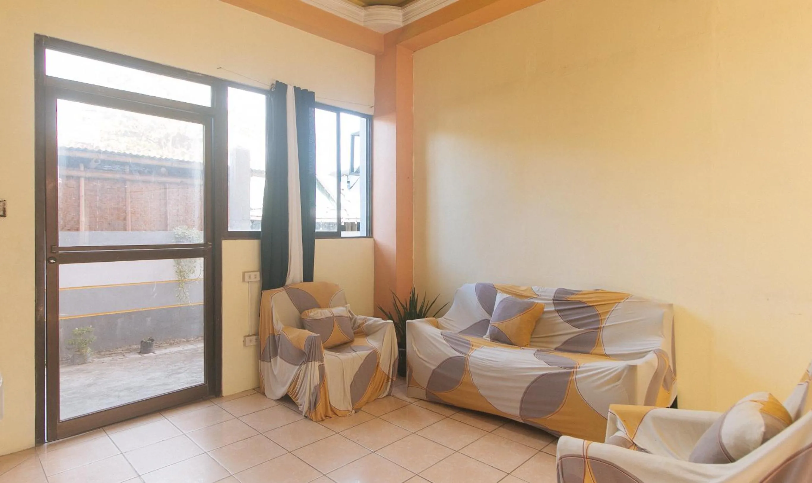 Seating area, Bed in RedDoorz at Amora Villa Apartelle