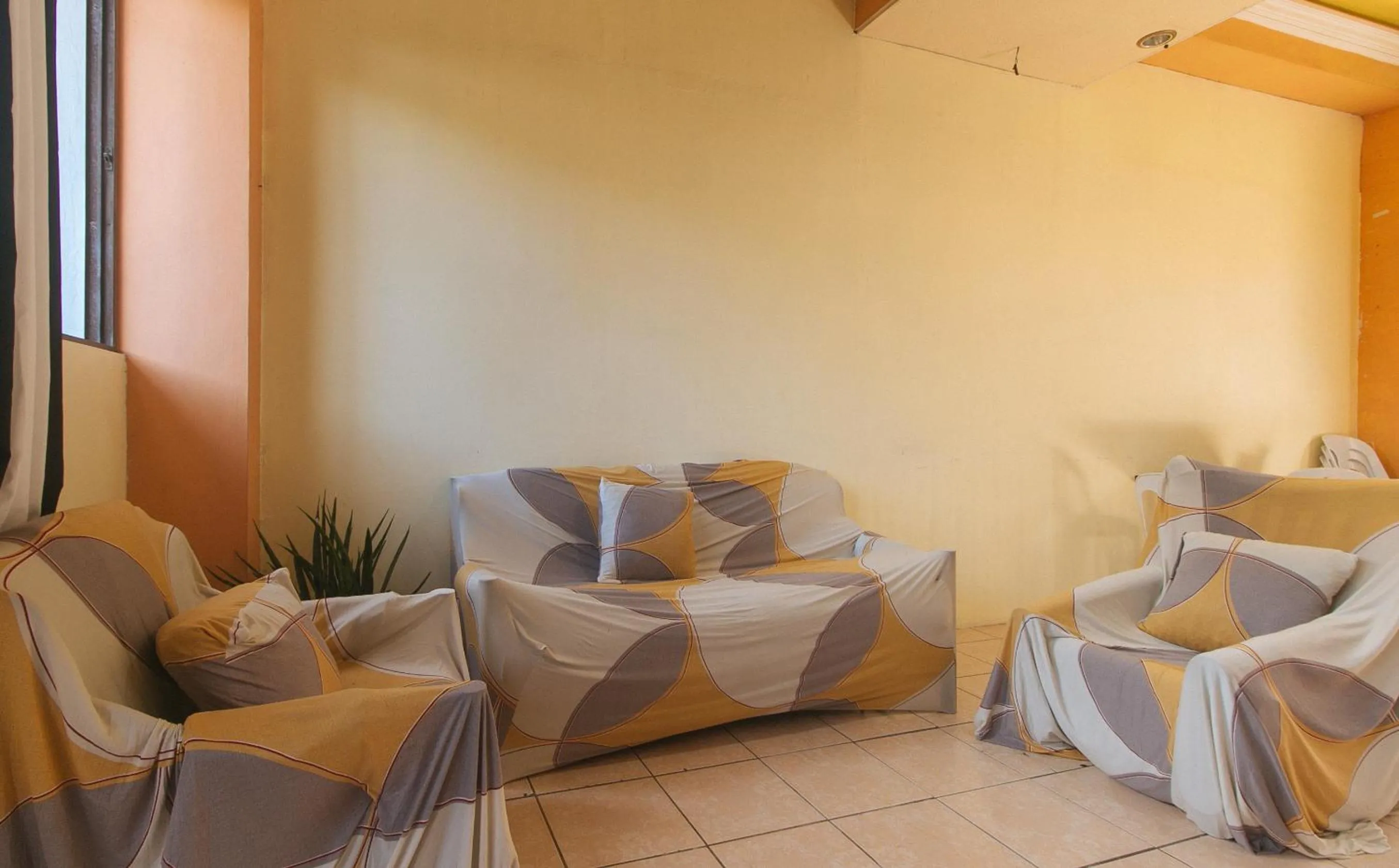 Seating area in RedDoorz at Amora Villa Apartelle