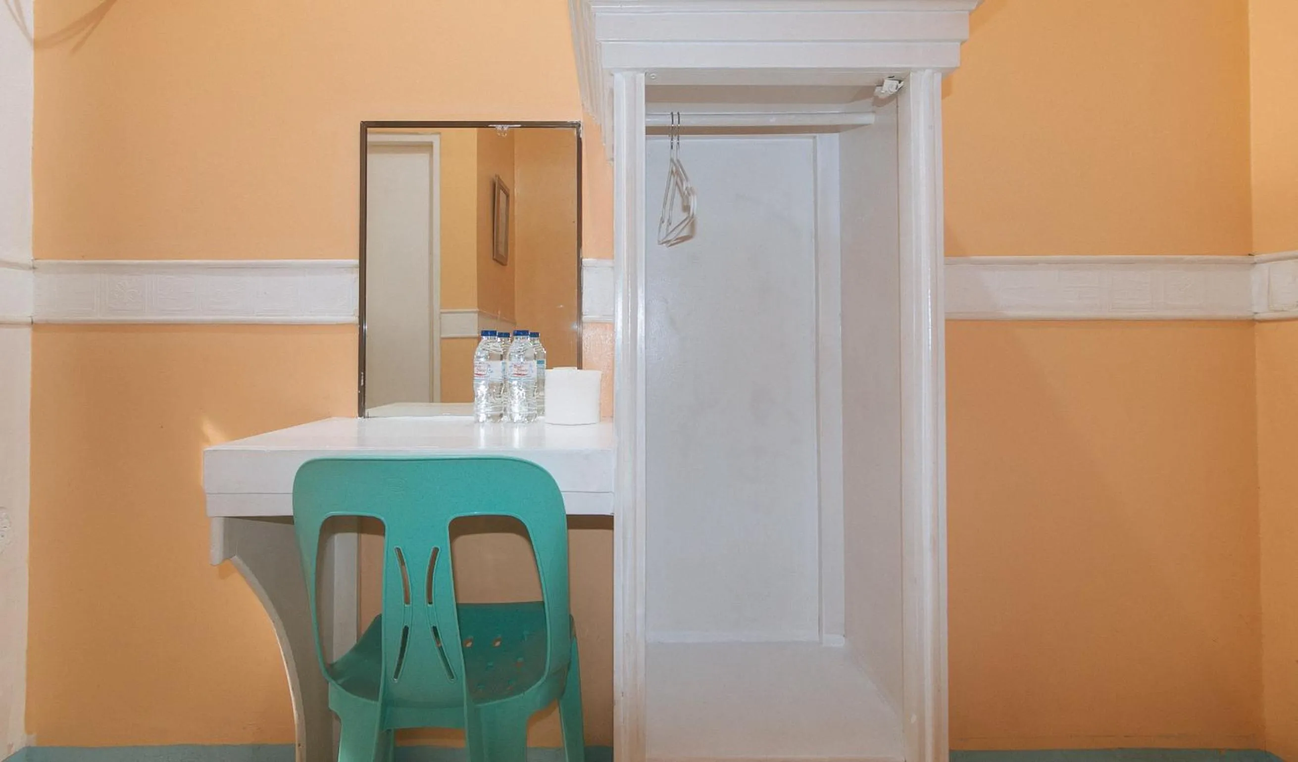 hair dresser in RedDoorz at Amora Villa Apartelle