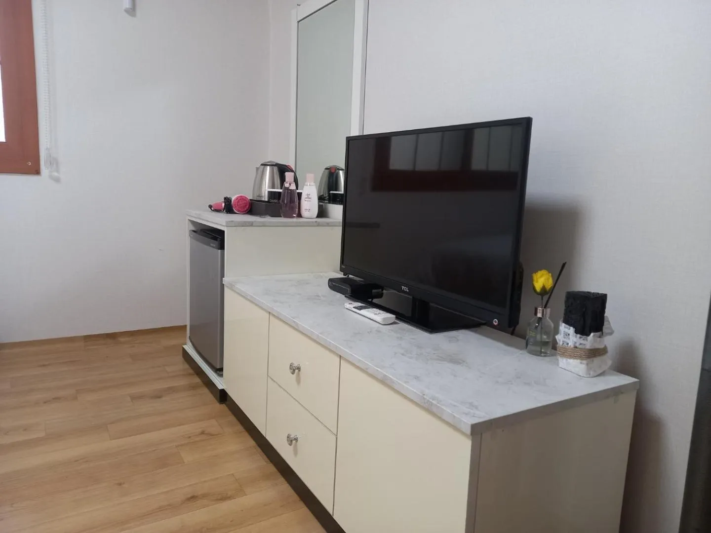 Photo of the whole room in Charlie Hotel Jeju