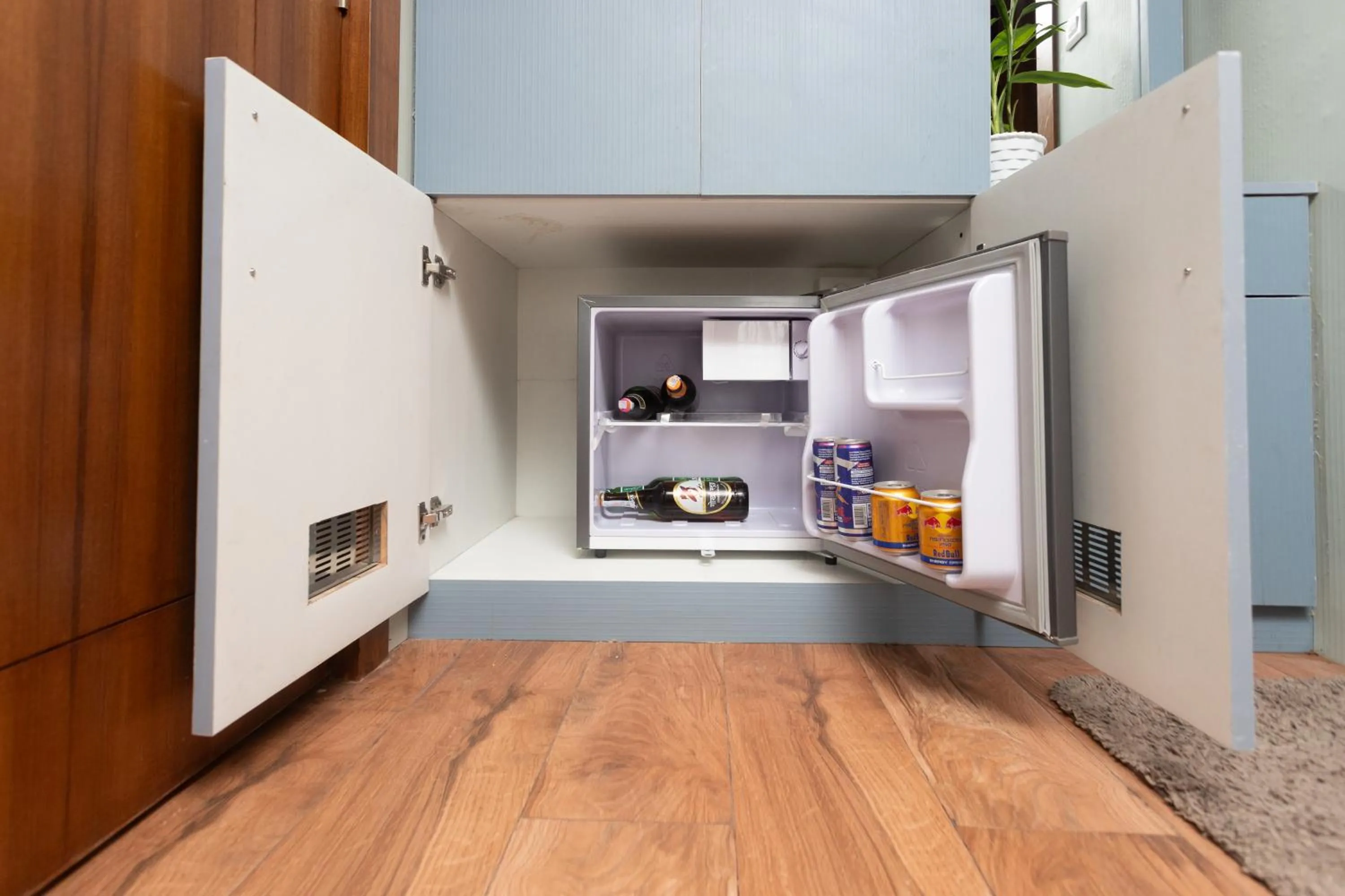 minibar, Bed in Hotel Airport Deepshree