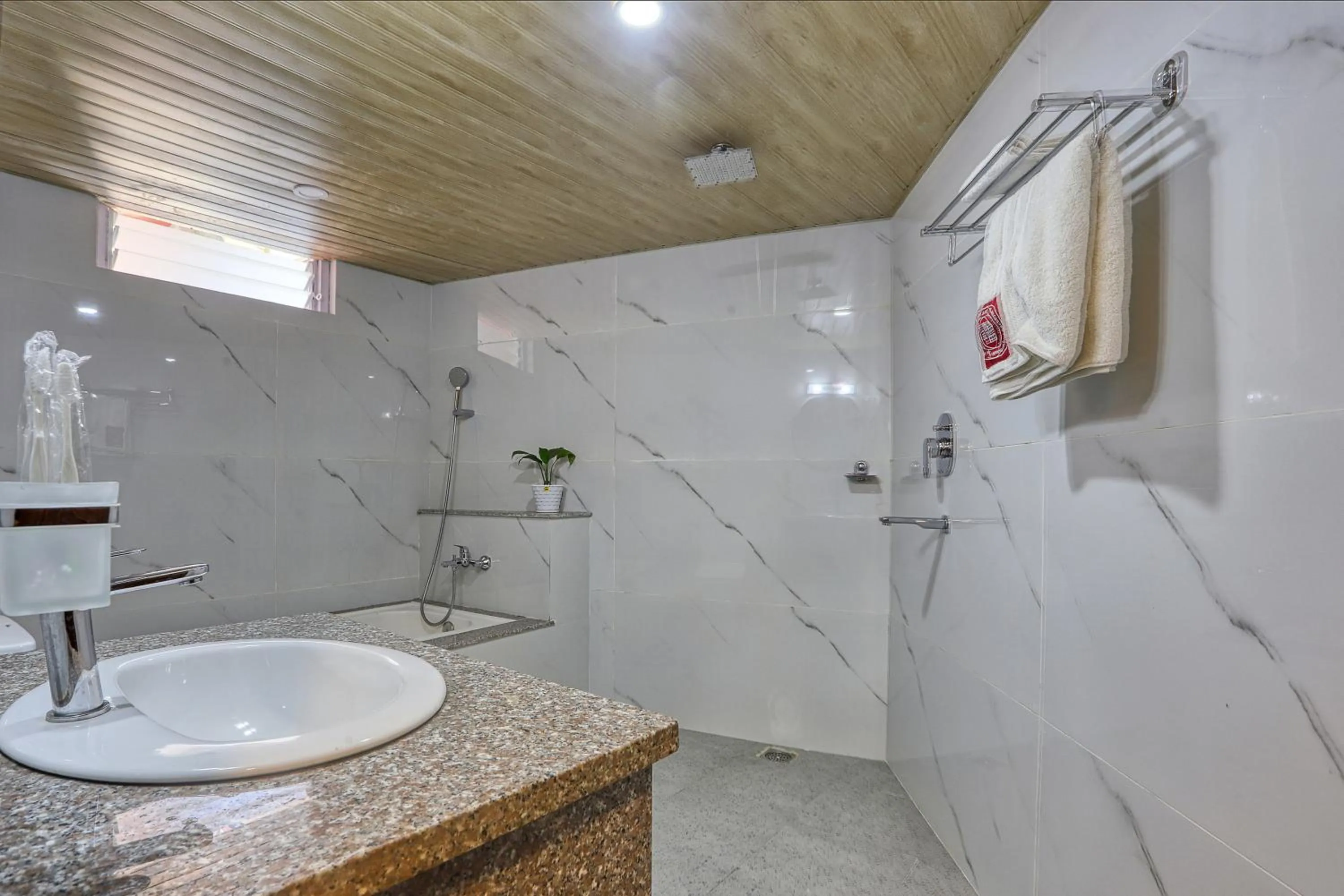 Bathroom in Hotel Airport Deepshree