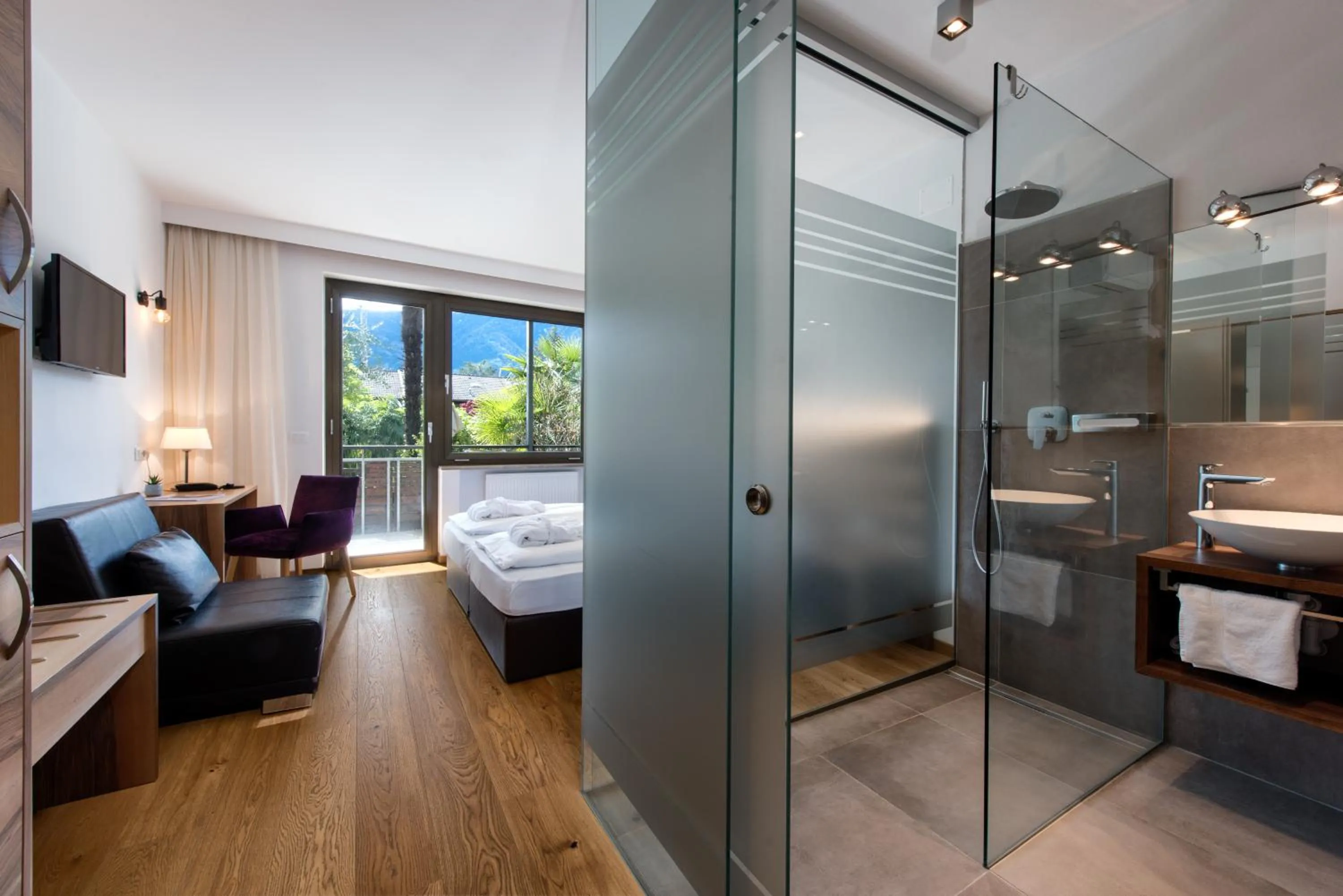 Shower, Bed in Hotel Ladurner