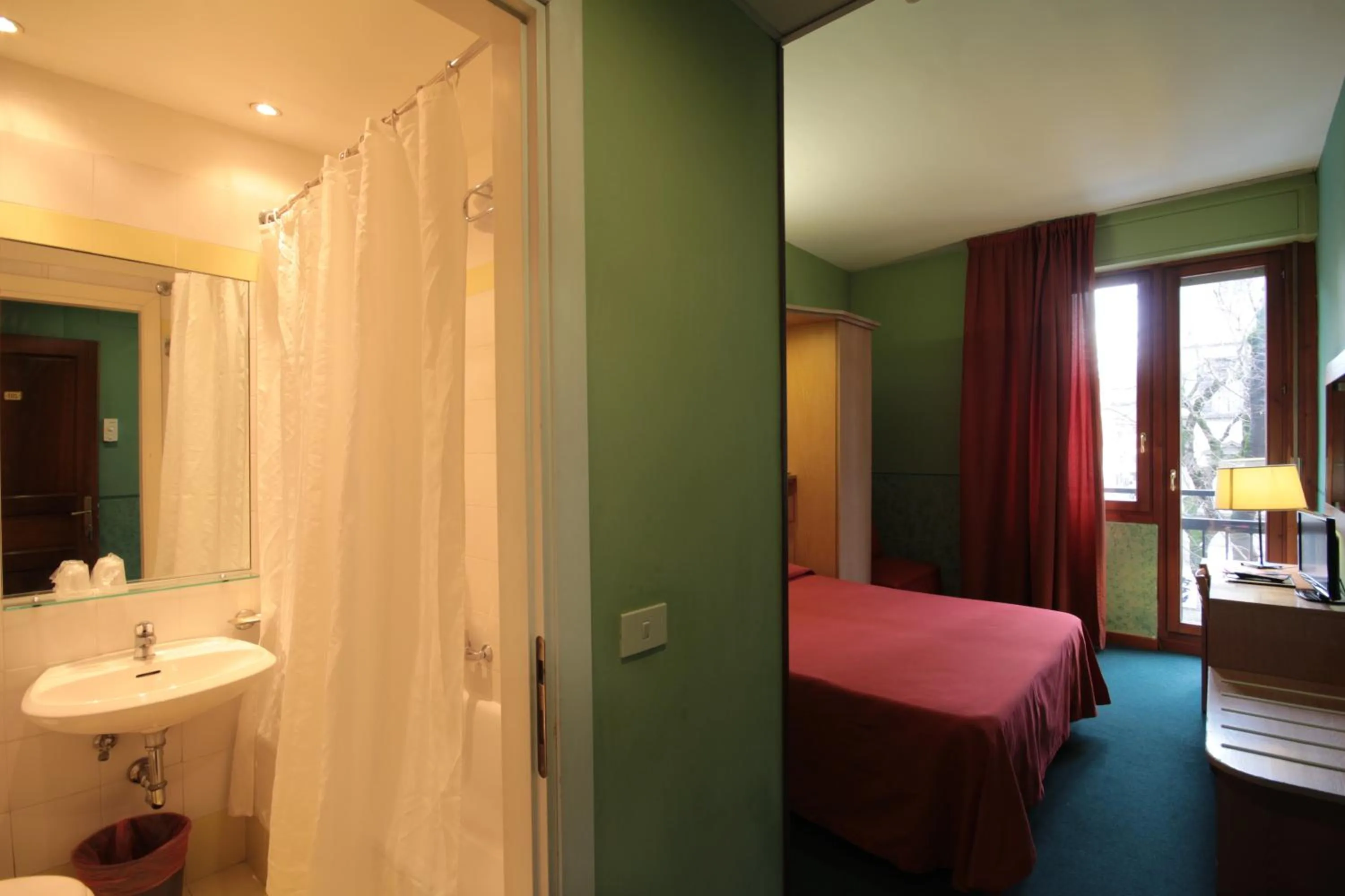 Bathroom, Bed in Hotel Meridiana