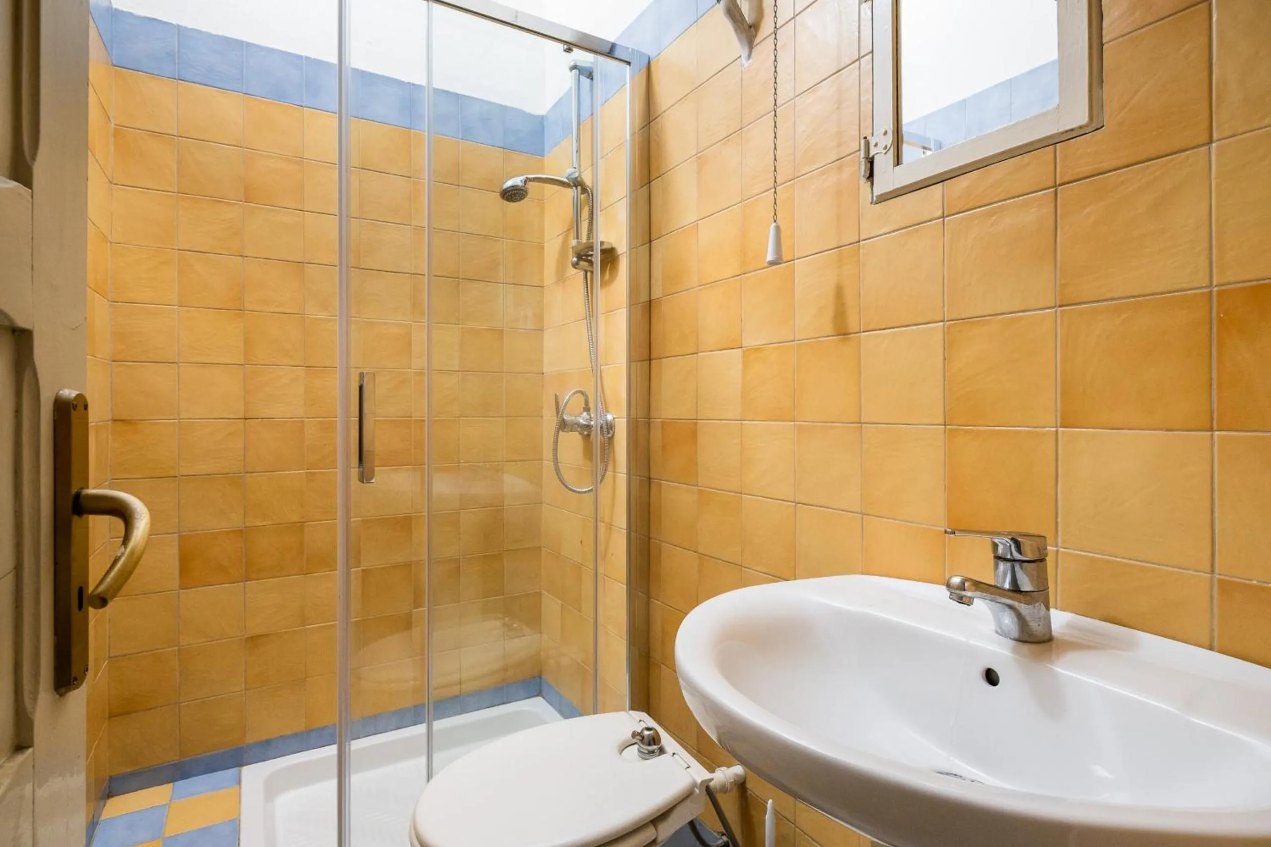 Bathroom in Vista sulle torri di Bologna by Wonderful Italy