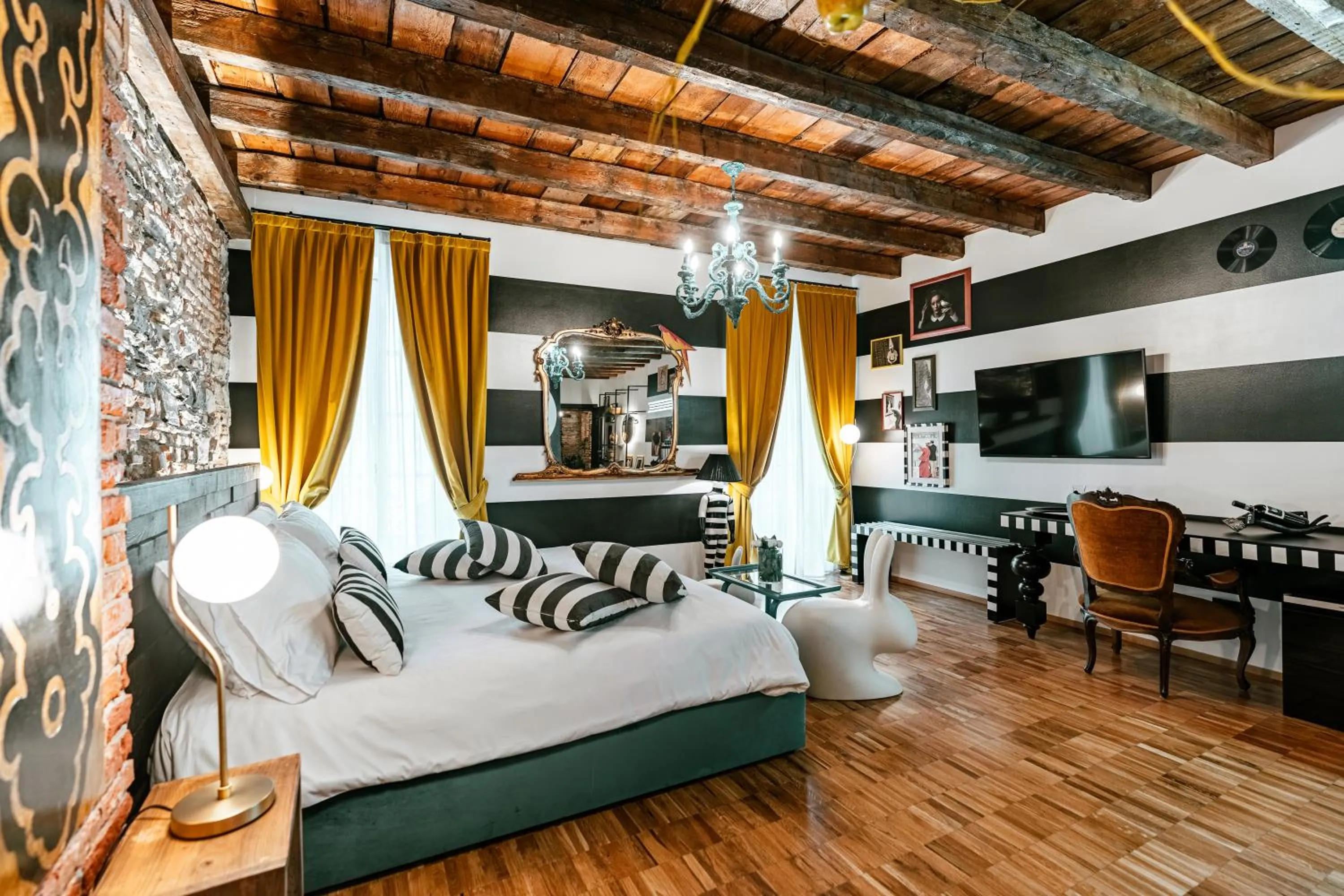 Bed in Aurum - Como Luxury Suites