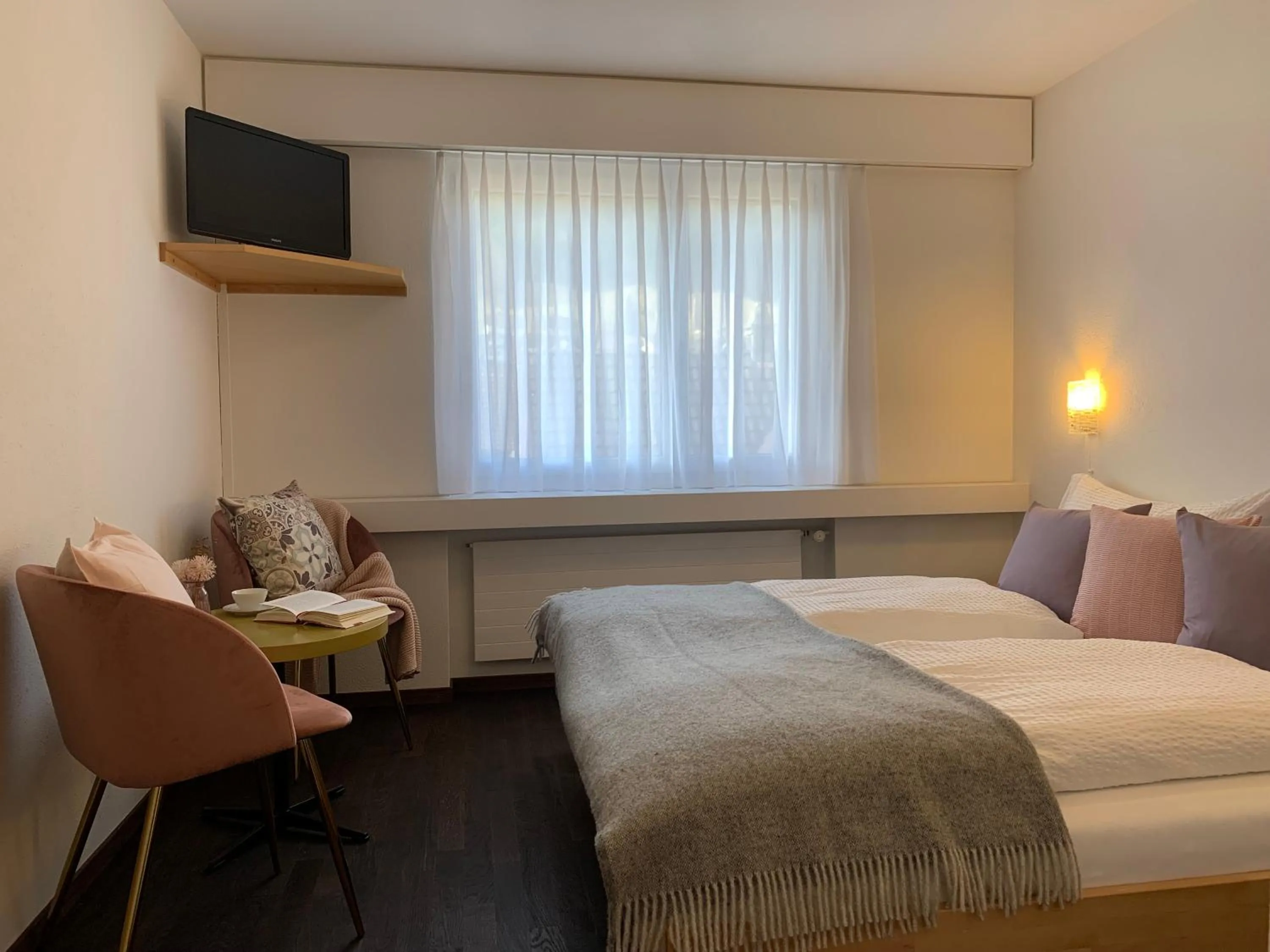 Bed in Hotel B&B Stossplatz anytime and easy self Check-in