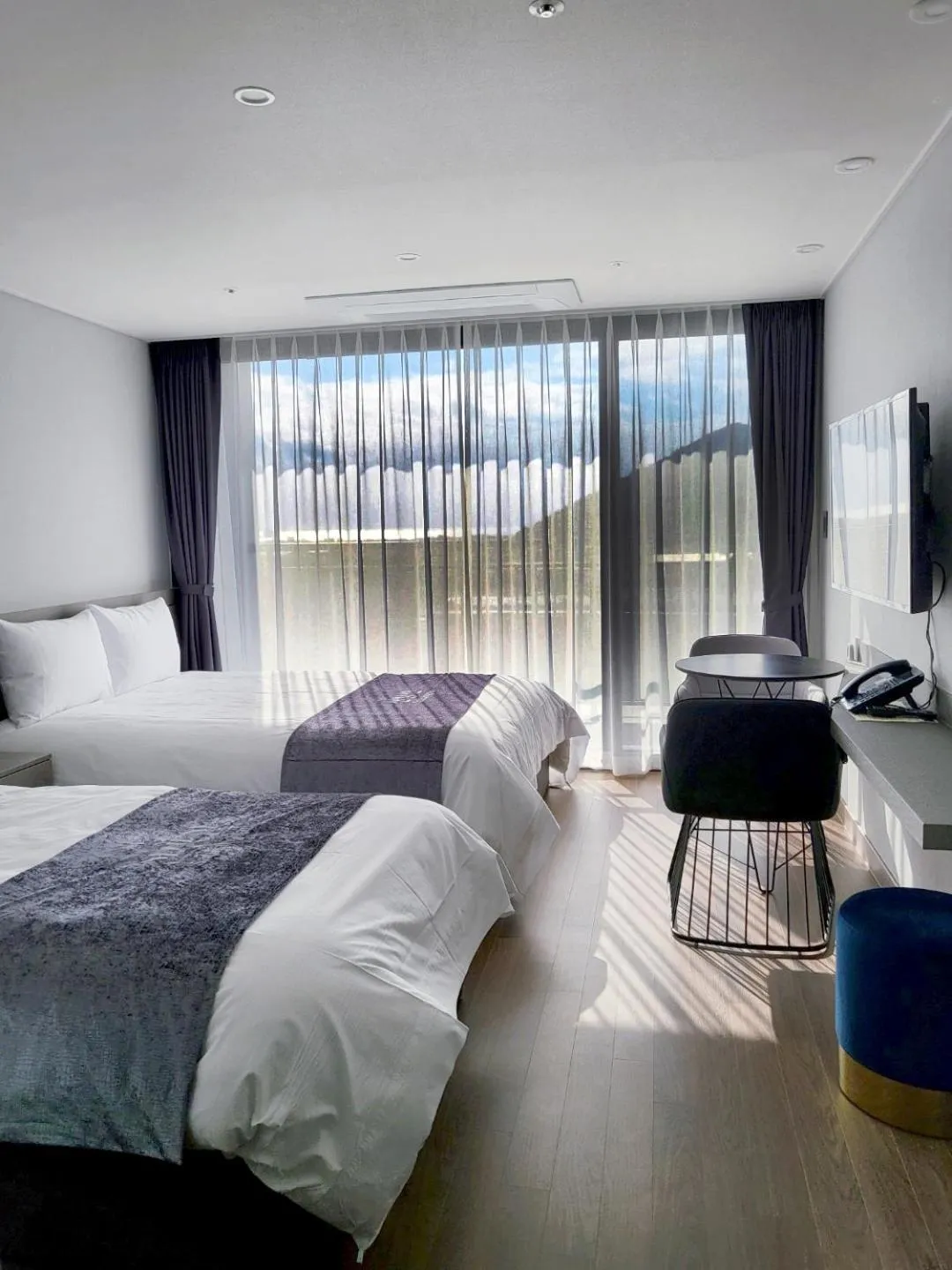 Bed in Sanbangsan Hotel