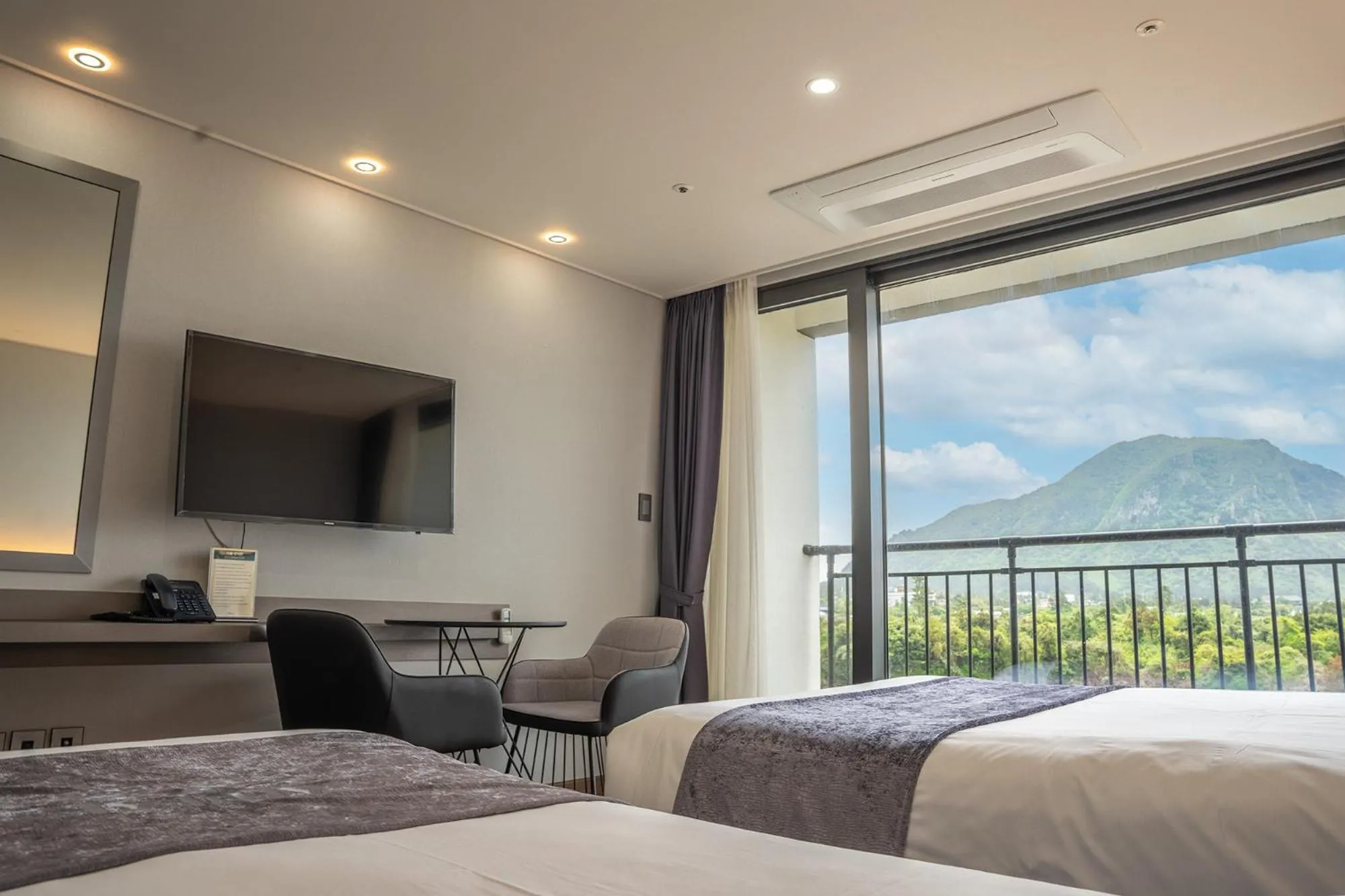 Bed in Sanbangsan Hotel