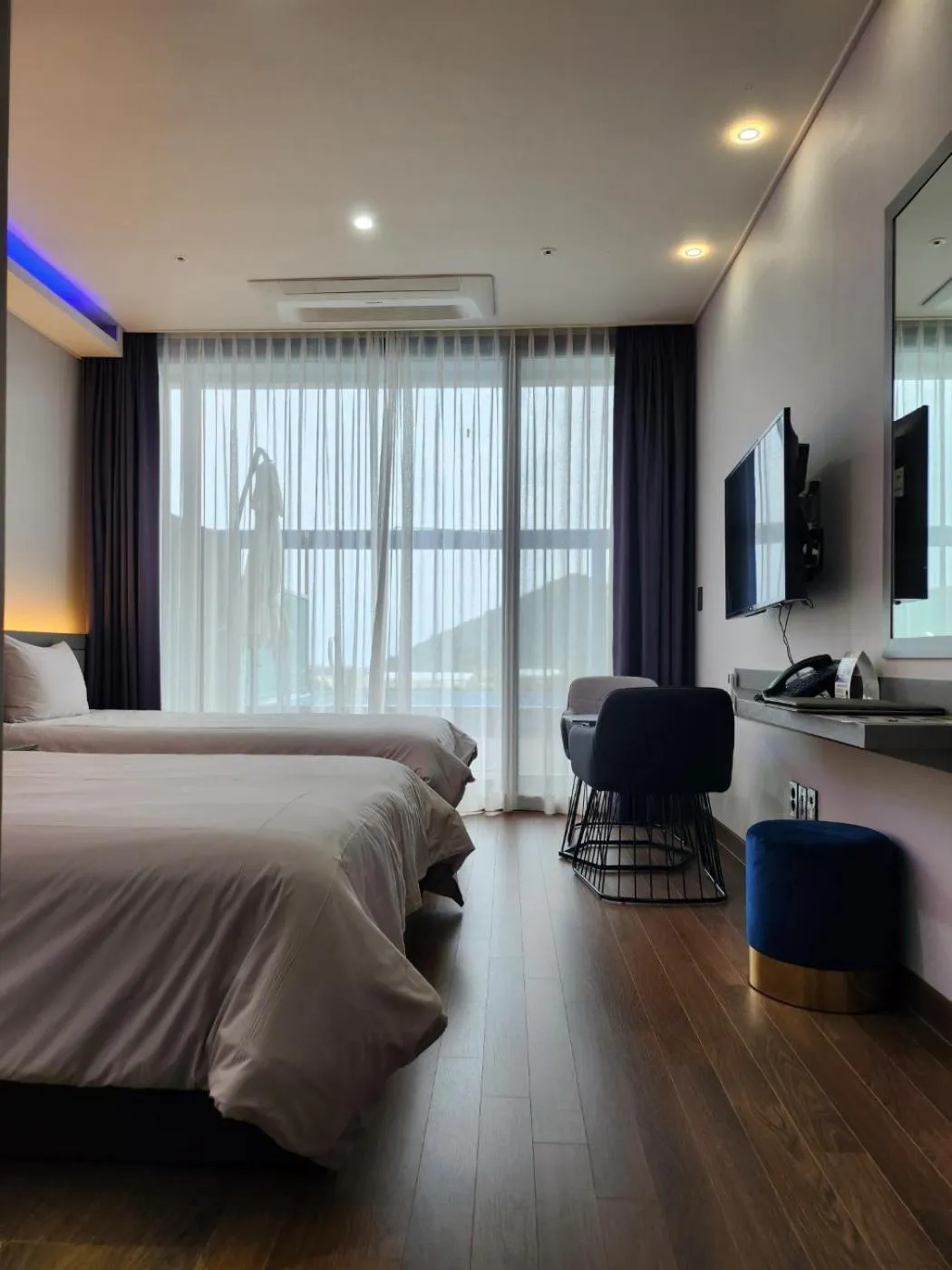 Bed in Sanbangsan Hotel