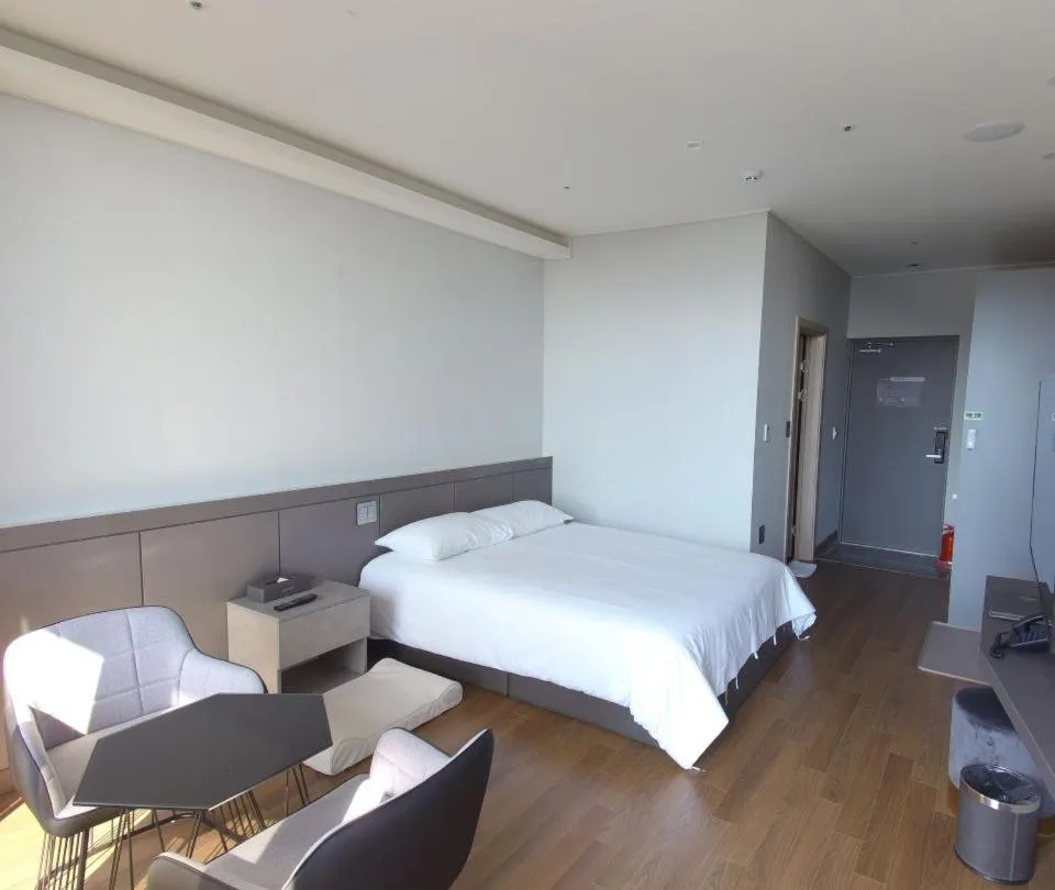 Bed in Sanbangsan Hotel