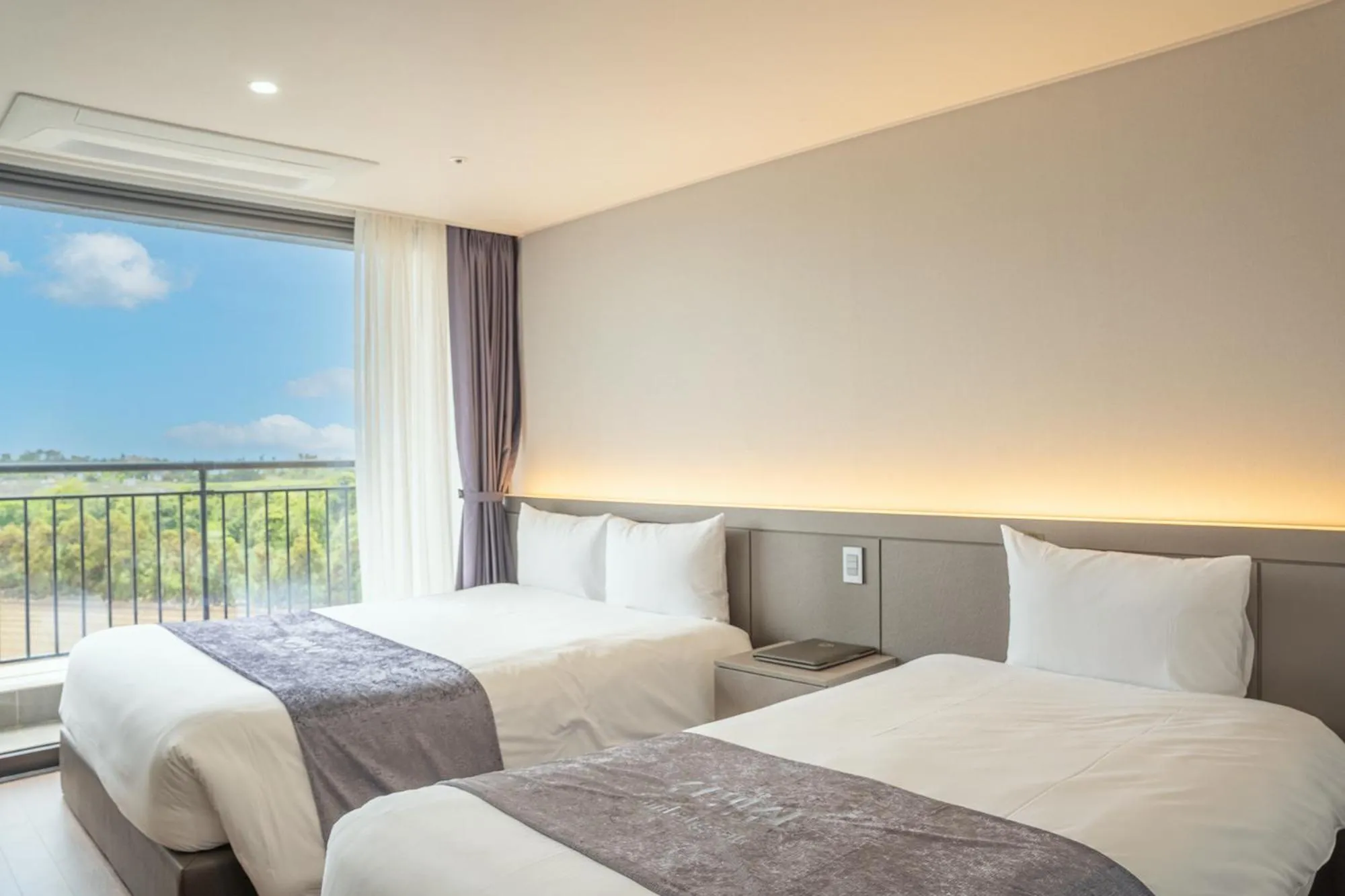 Bed in Sanbangsan Hotel