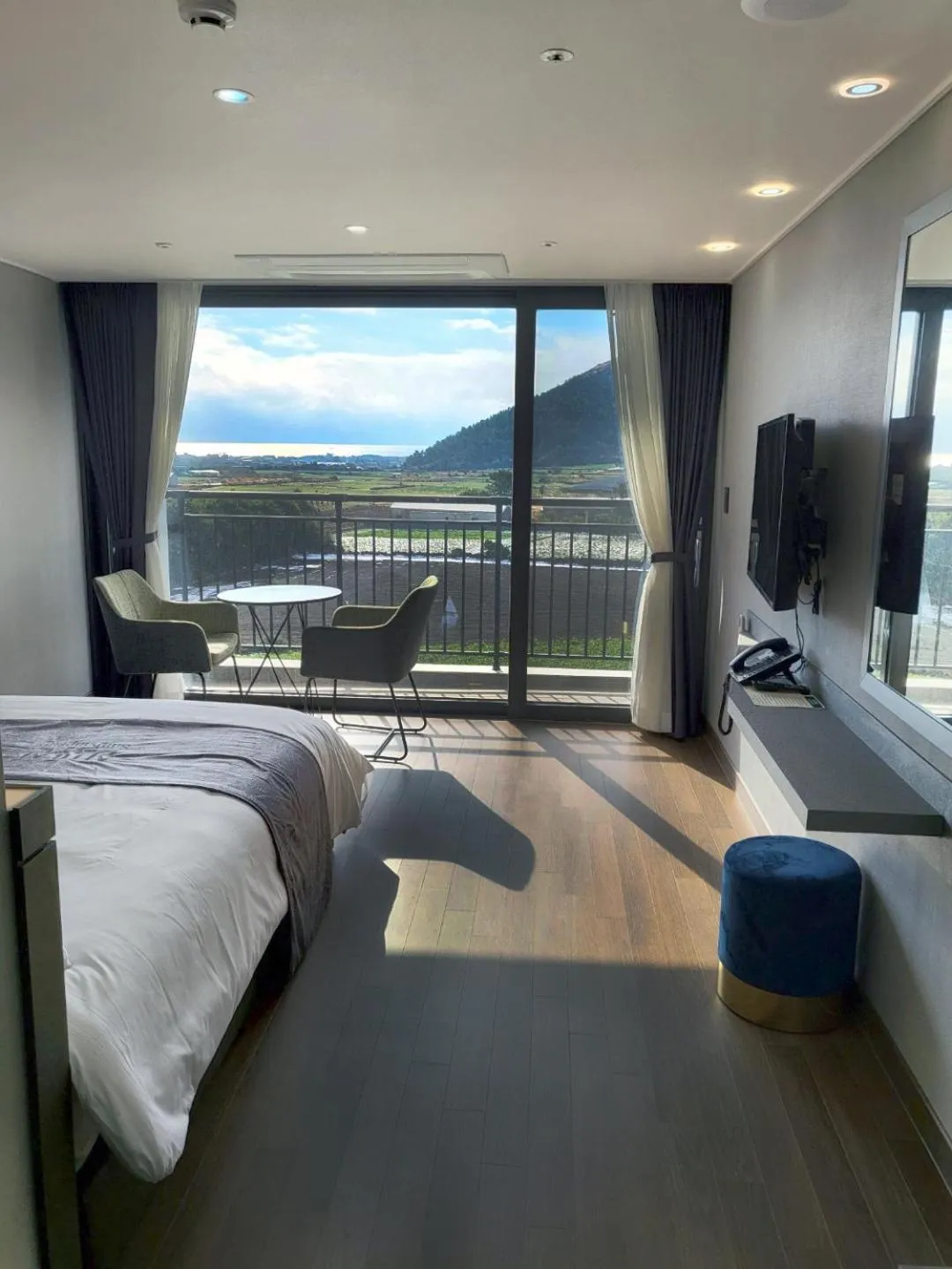 Bed in Sanbangsan Hotel