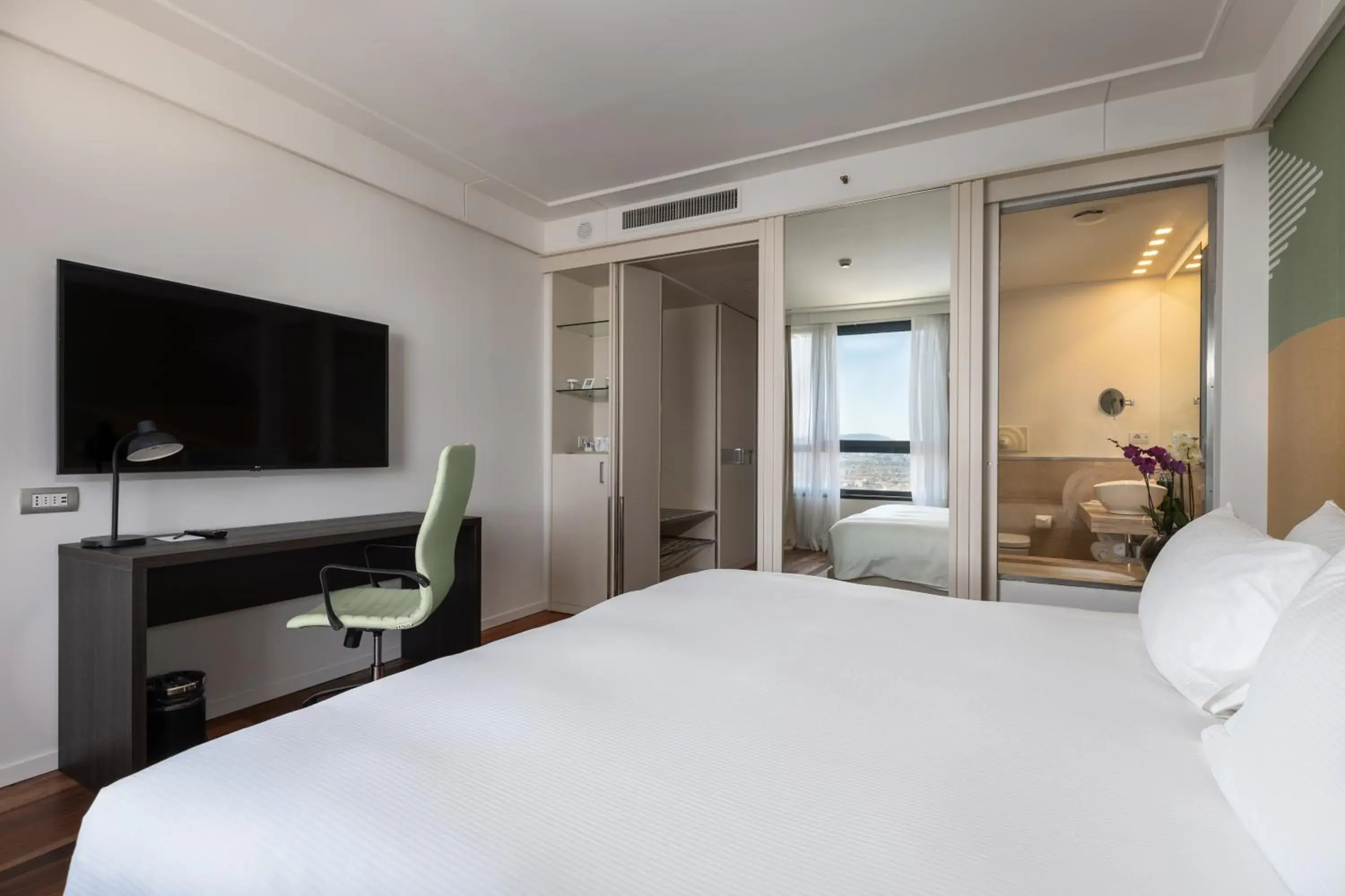 King Room with City View in DoubleTree by Hilton Florence Metropole King Room with City View in DoubleTree by Hilton Florence Metropole